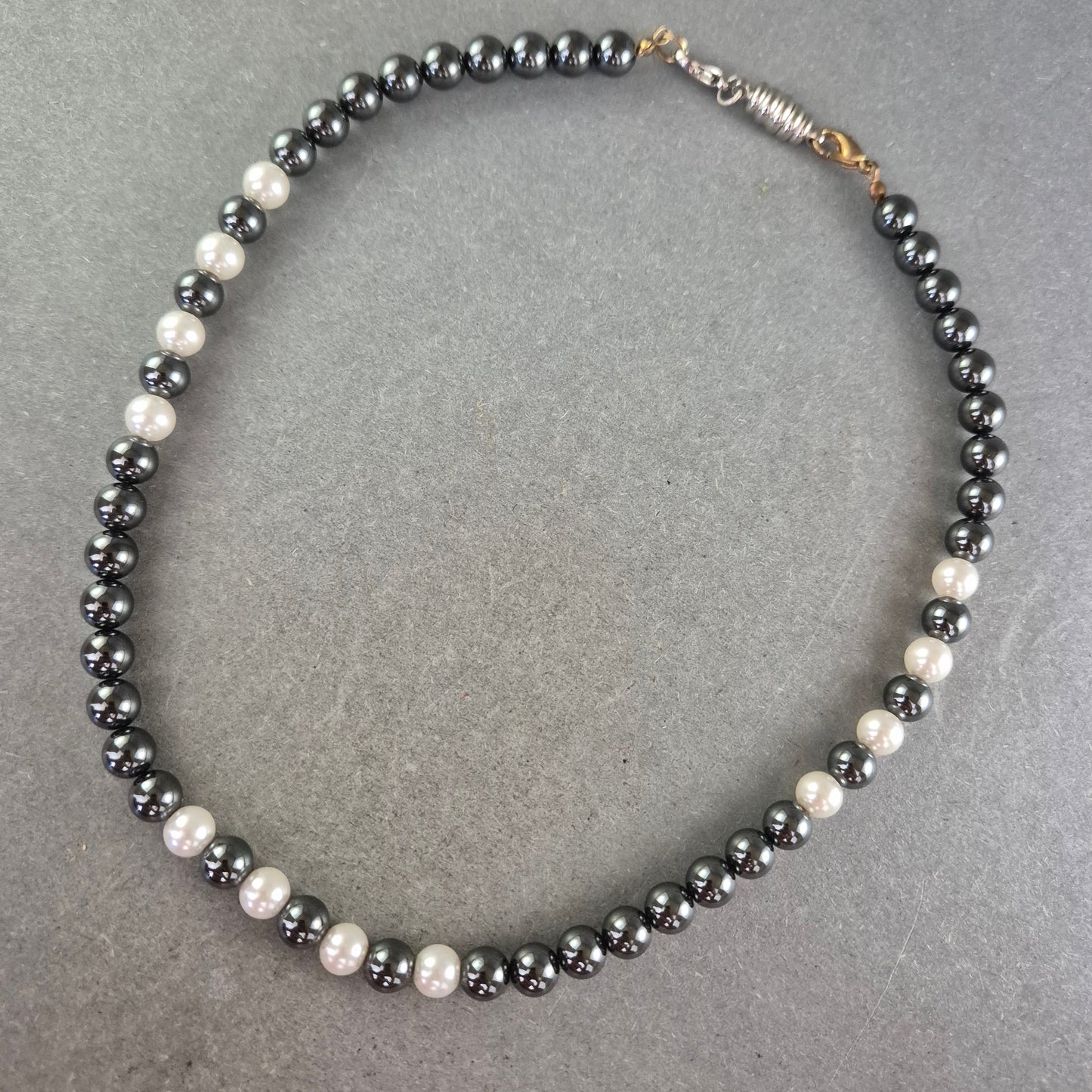 Perlenkette in Schwarz-Weiß Optik – Klassisch mit modernem Kontrast