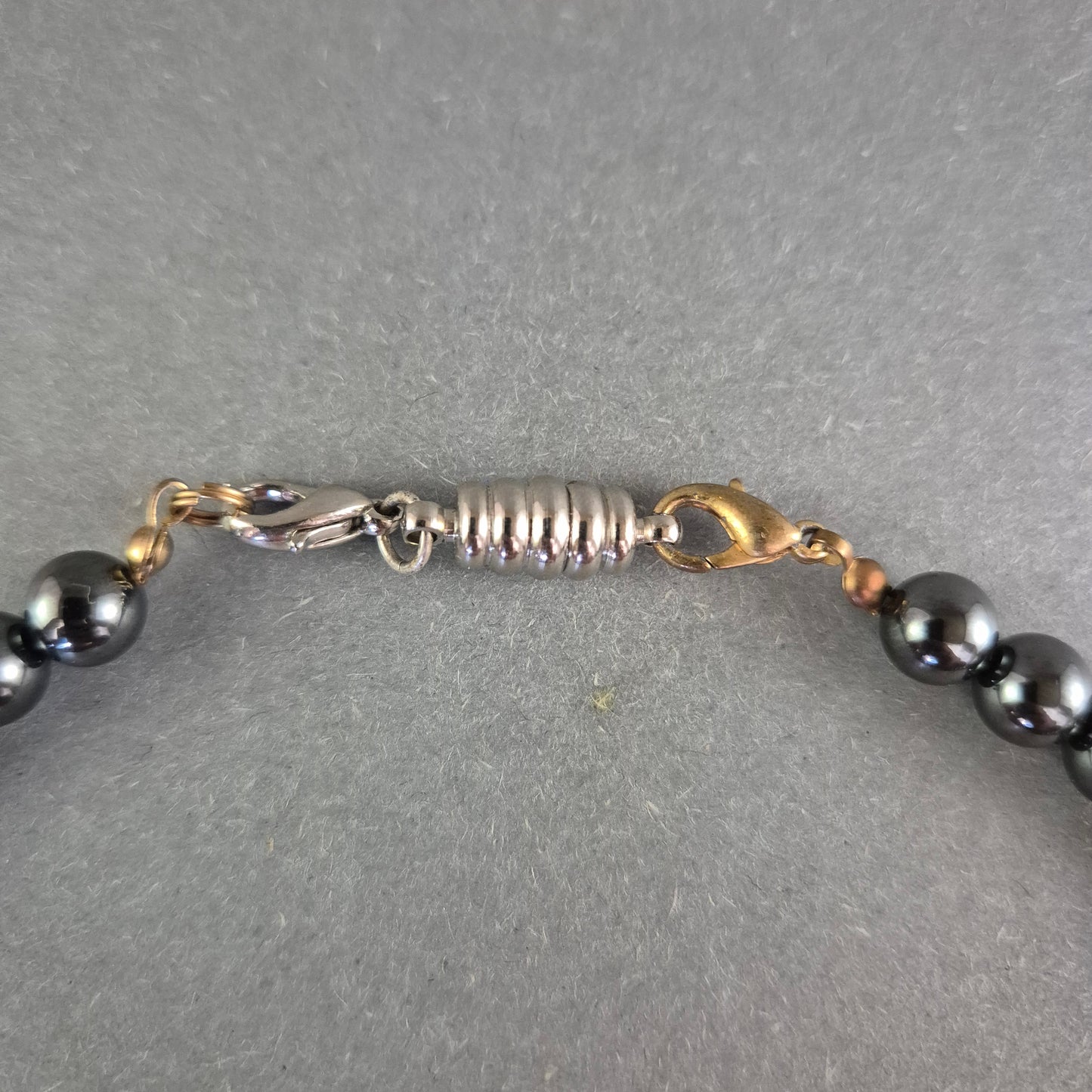 Perlenkette in Schwarz-Weiß Optik – Klassisch mit modernem Kontrast