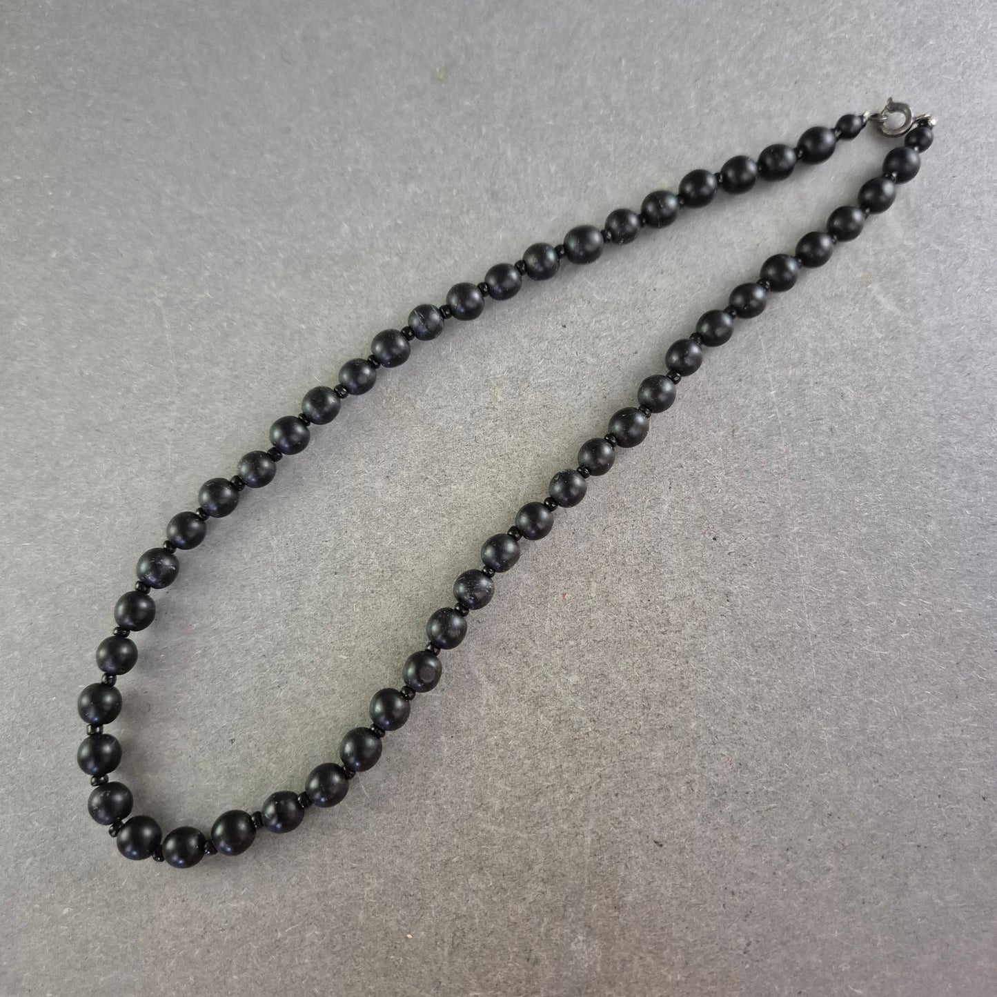 Schwarze Perlenkette – Schlichte Eleganz für jeden Anlass