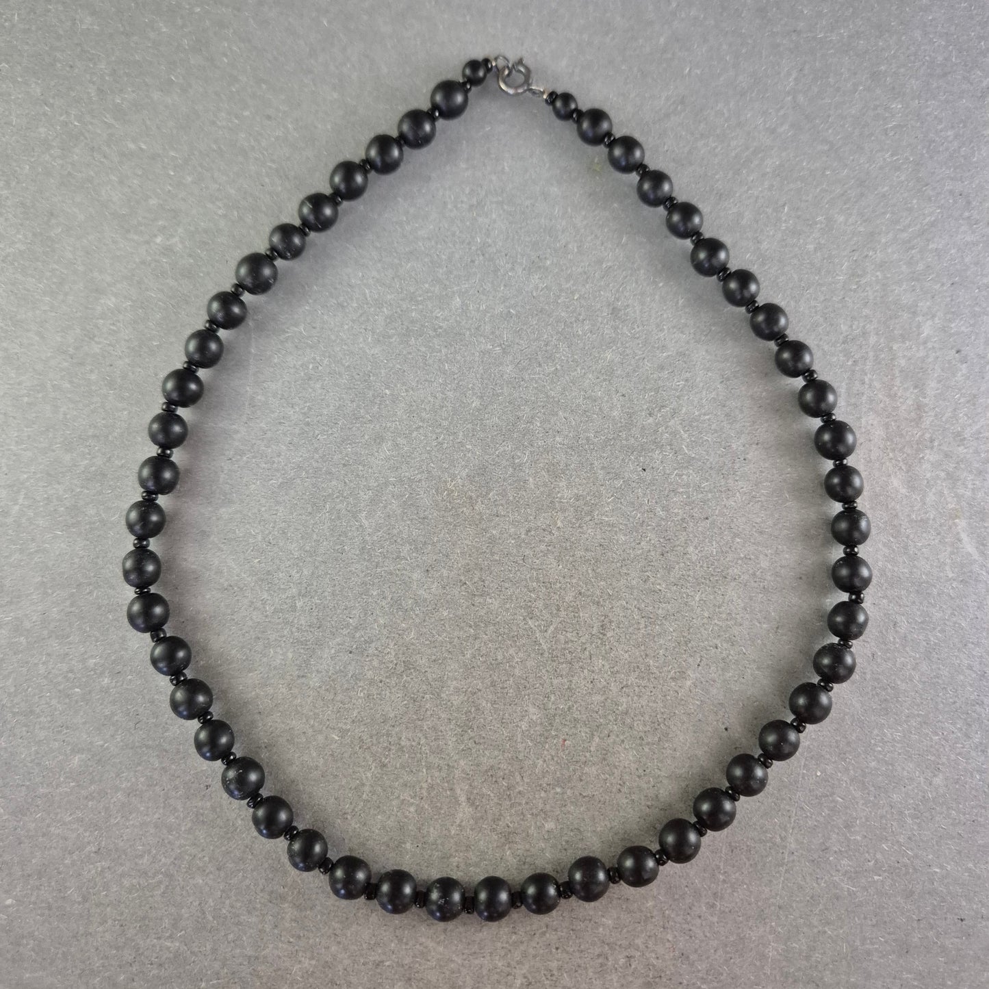 Schwarze Perlenkette – Schlichte Eleganz für jeden Anlass