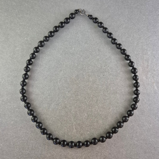 Schwarze Perlenkette – Schlichte Eleganz für jeden Anlass