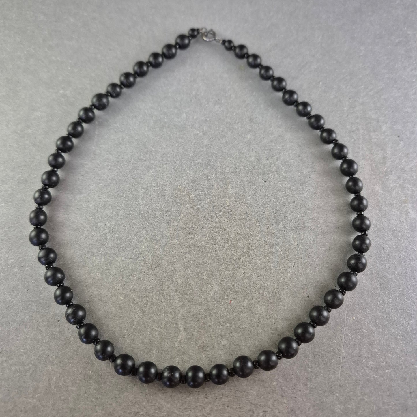 Schwarze Perlenkette – Schlichte Eleganz für jeden Anlass