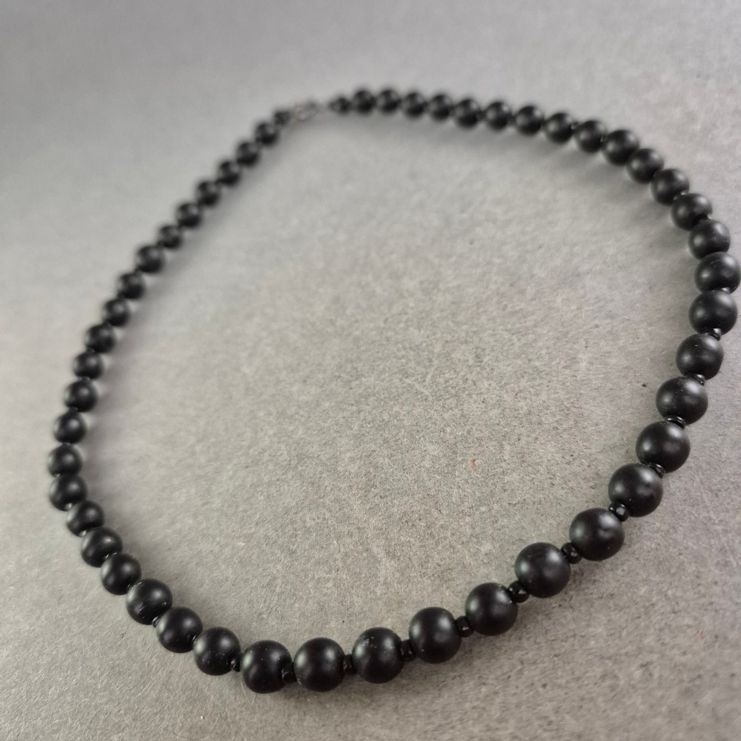 Schwarze Perlenkette – Schlichte Eleganz für jeden Anlass