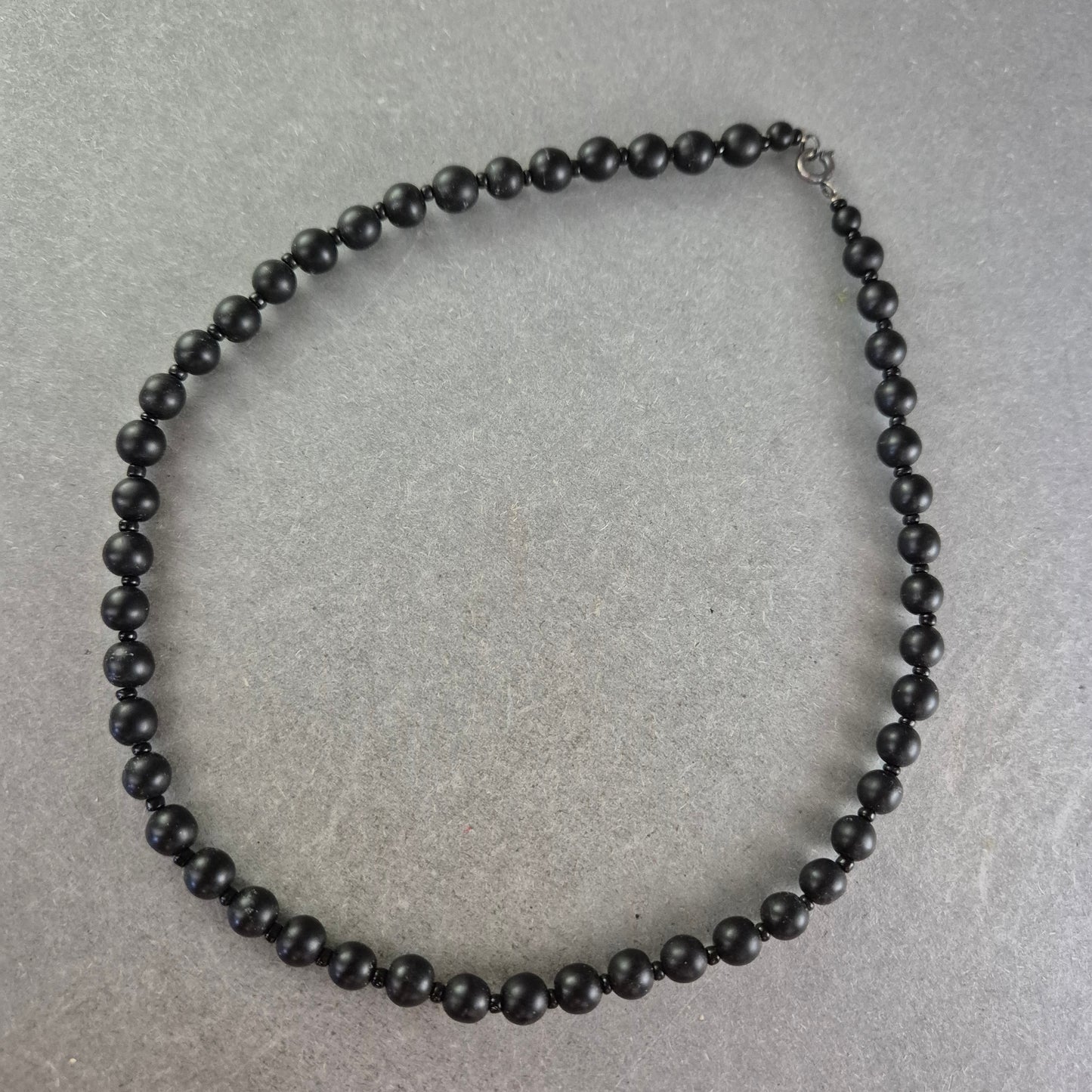 Schwarze Perlenkette – Schlichte Eleganz für jeden Anlass