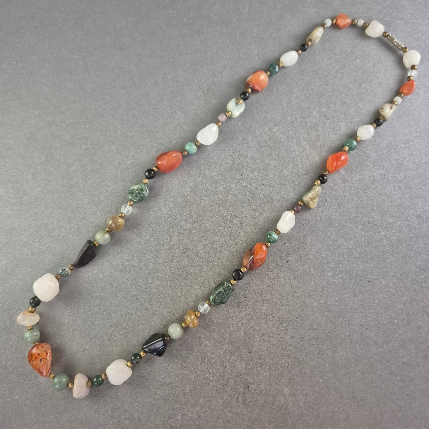 Bunte Edelsteinkette mit Natursteinen – Farbvielfalt im Boho-Stil