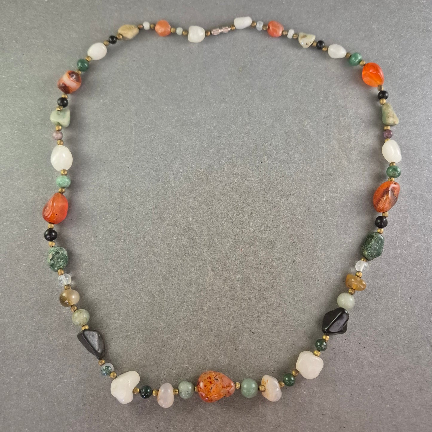 Bunte Edelsteinkette mit Natursteinen – Farbvielfalt im Boho-Stil