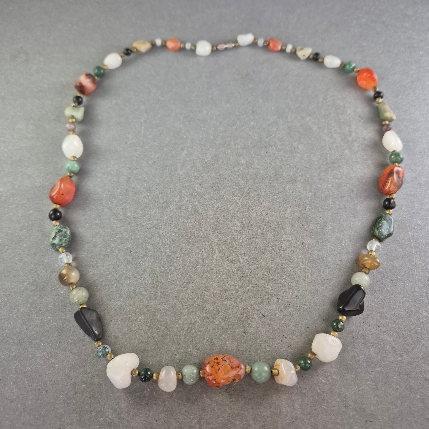 Bunte Edelsteinkette mit Natursteinen – Farbvielfalt im Boho-Stil