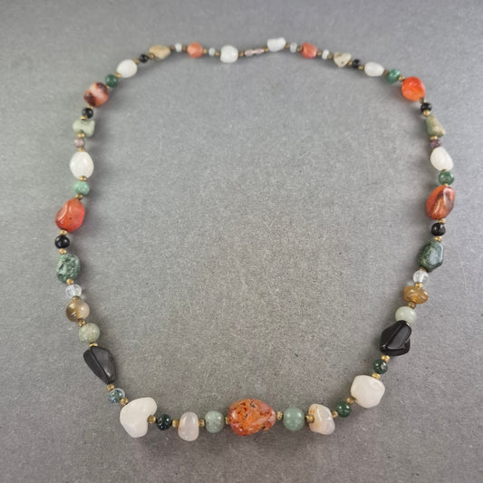 Bunte Edelsteinkette mit Natursteinen – Farbvielfalt im Boho-Stil