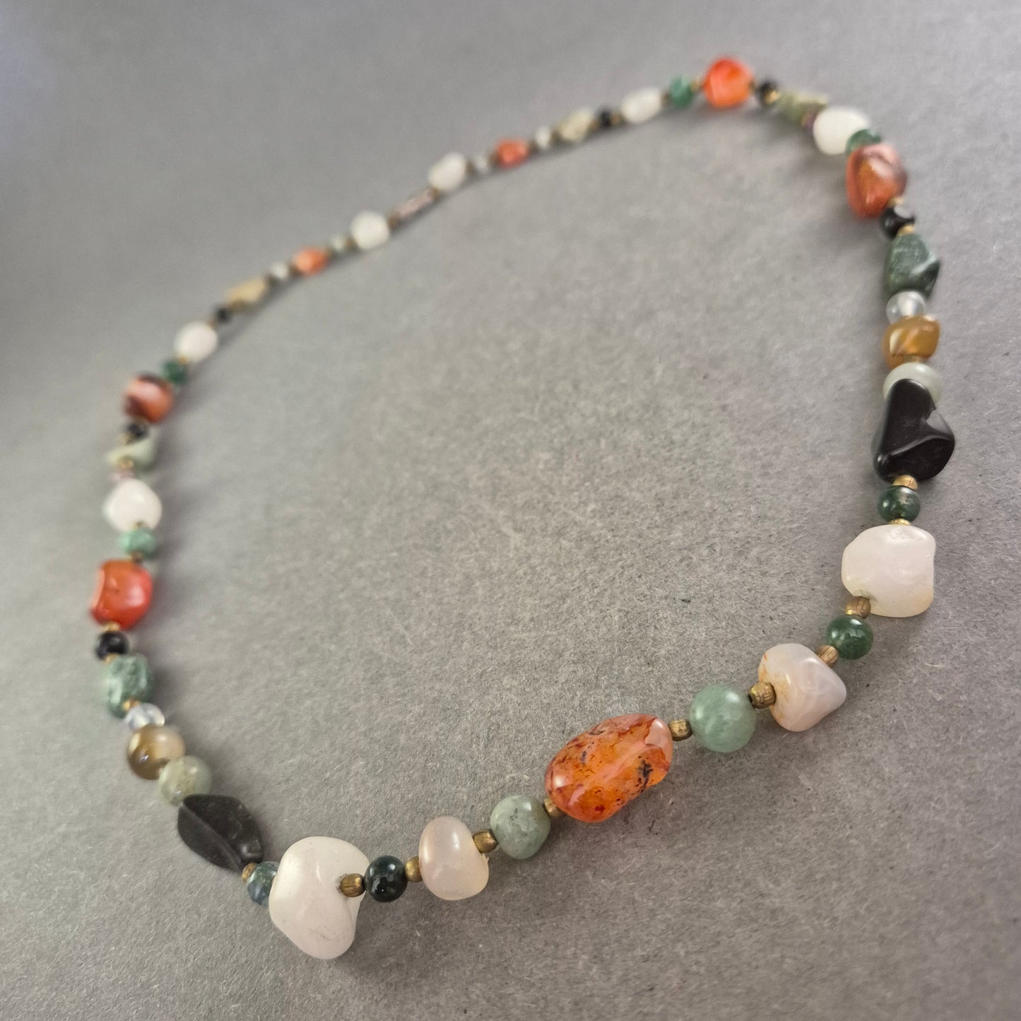 Bunte Edelsteinkette mit Natursteinen – Farbvielfalt im Boho-Stil