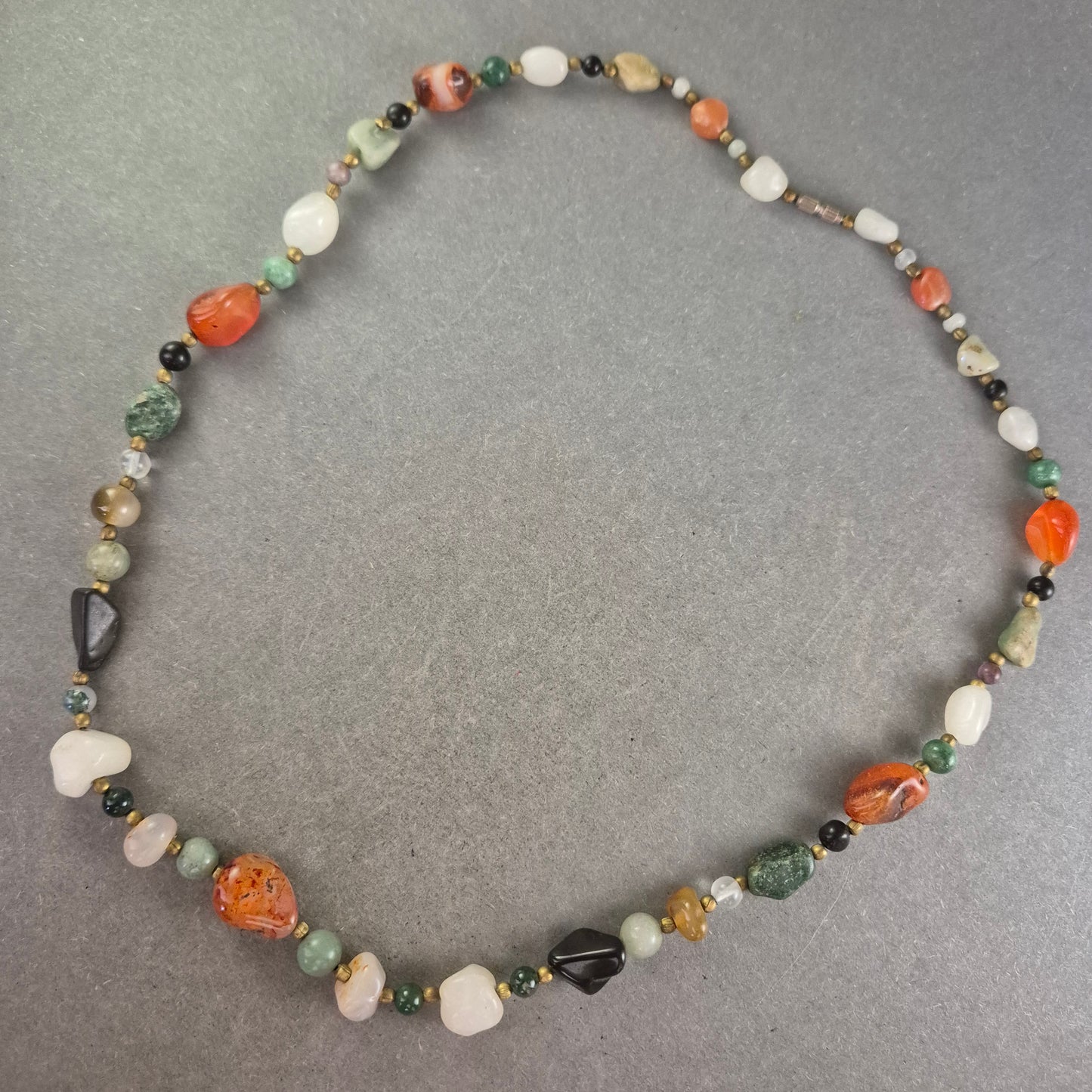 Bunte Edelsteinkette mit Natursteinen – Farbvielfalt im Boho-Stil