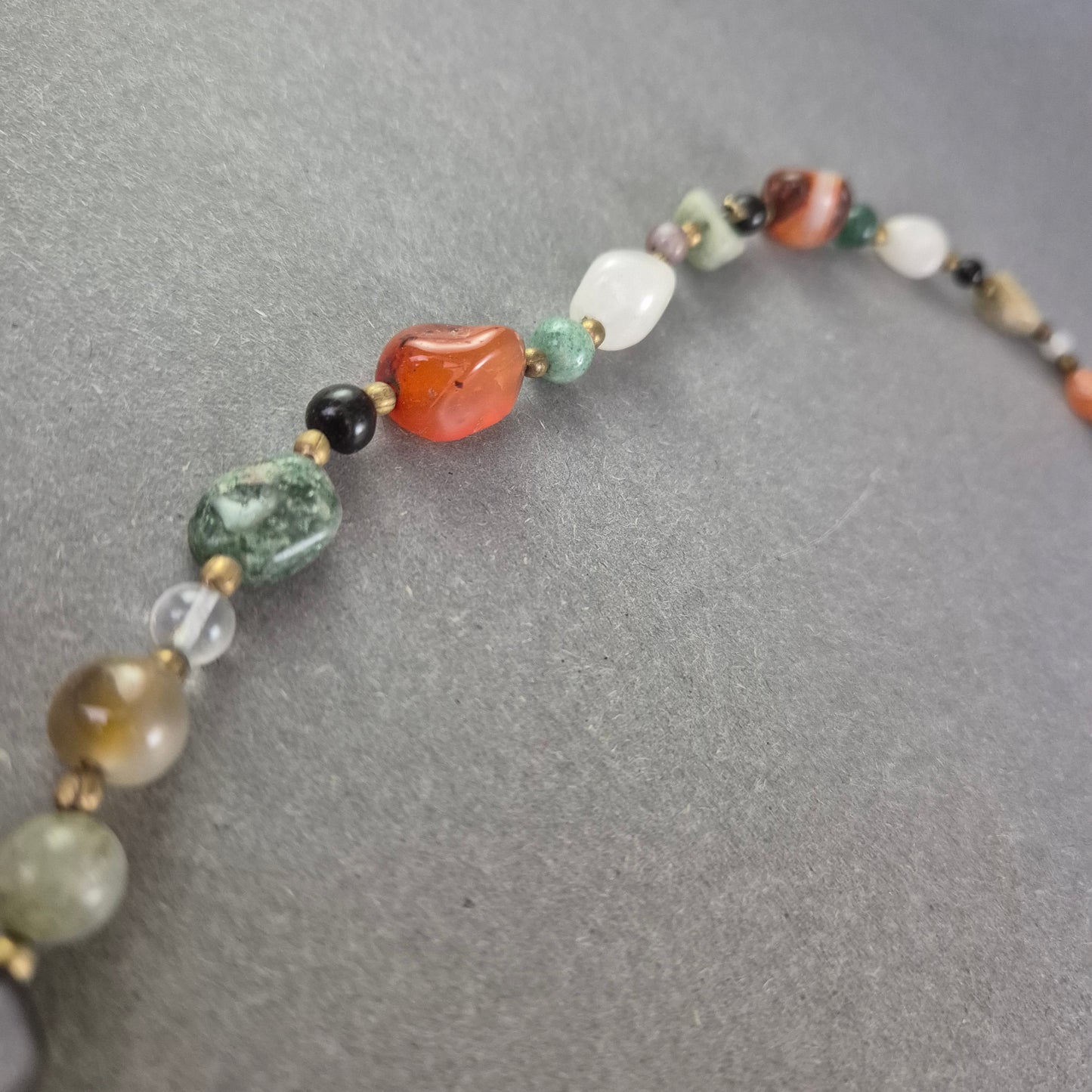 Bunte Edelsteinkette mit Natursteinen – Farbvielfalt im Boho-Stil