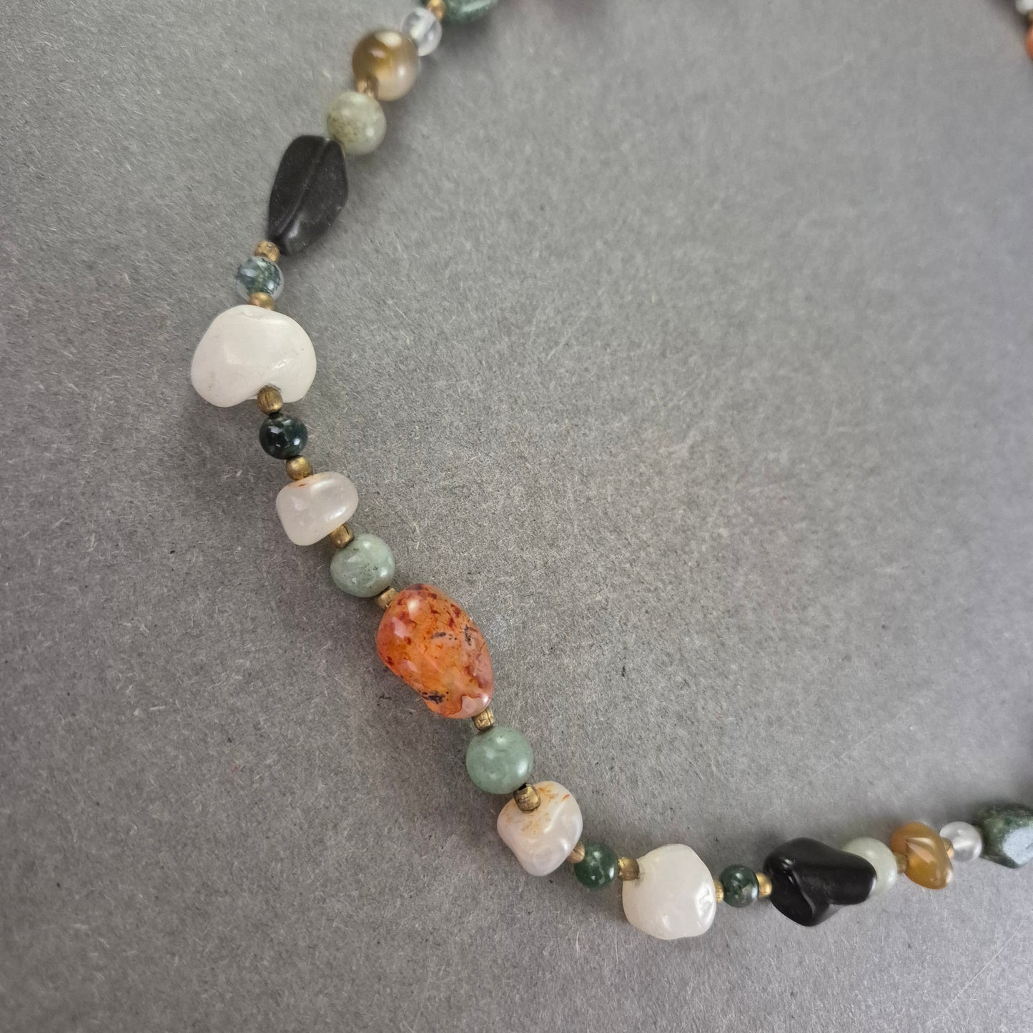 Bunte Edelsteinkette mit Natursteinen – Farbvielfalt im Boho-Stil