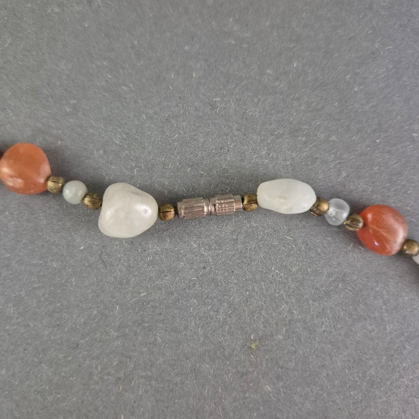 Bunte Edelsteinkette mit Natursteinen – Farbvielfalt im Boho-Stil