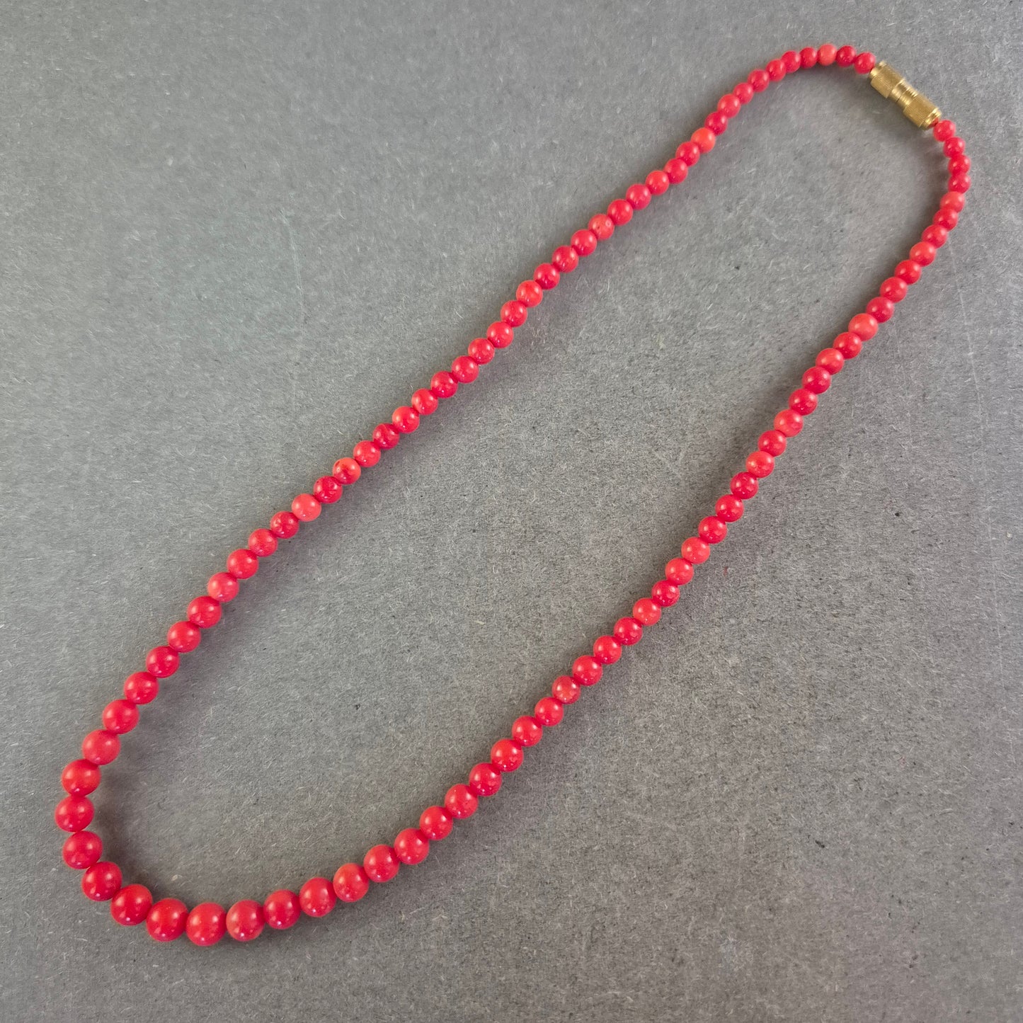 Kette mit roten Perlen – Klassisch und auffällig