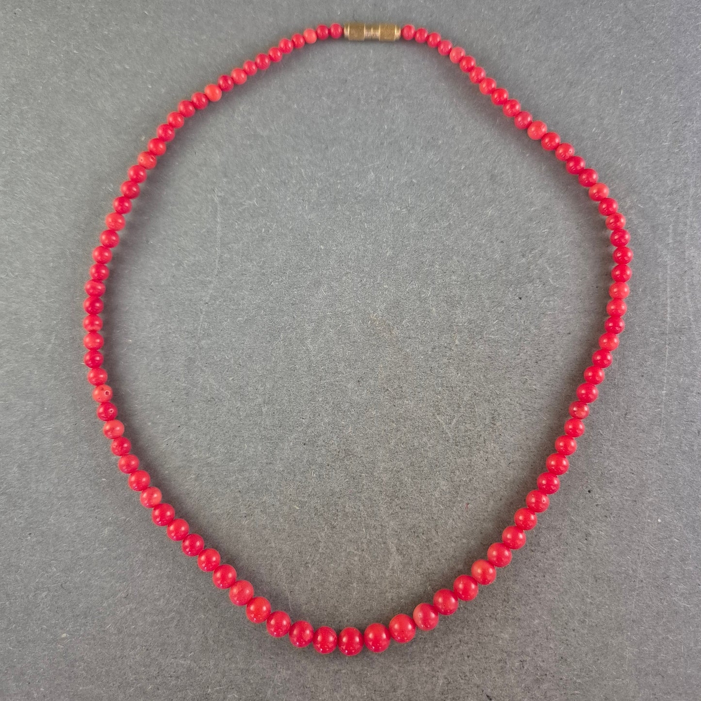 Kette mit roten Perlen – Klassisch und auffällig