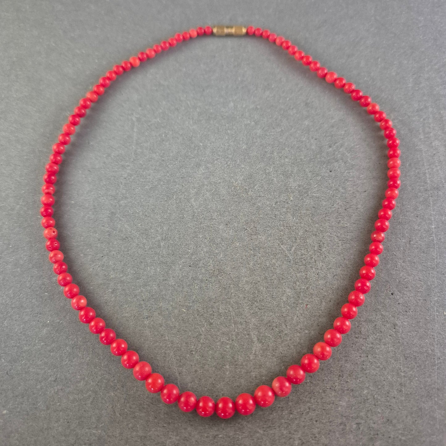 Kette mit roten Perlen – Klassisch und auffällig