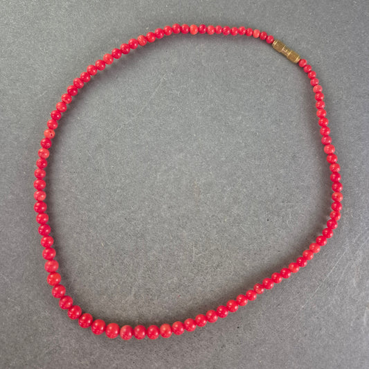 Kette mit roten Perlen – Klassisch und auffällig