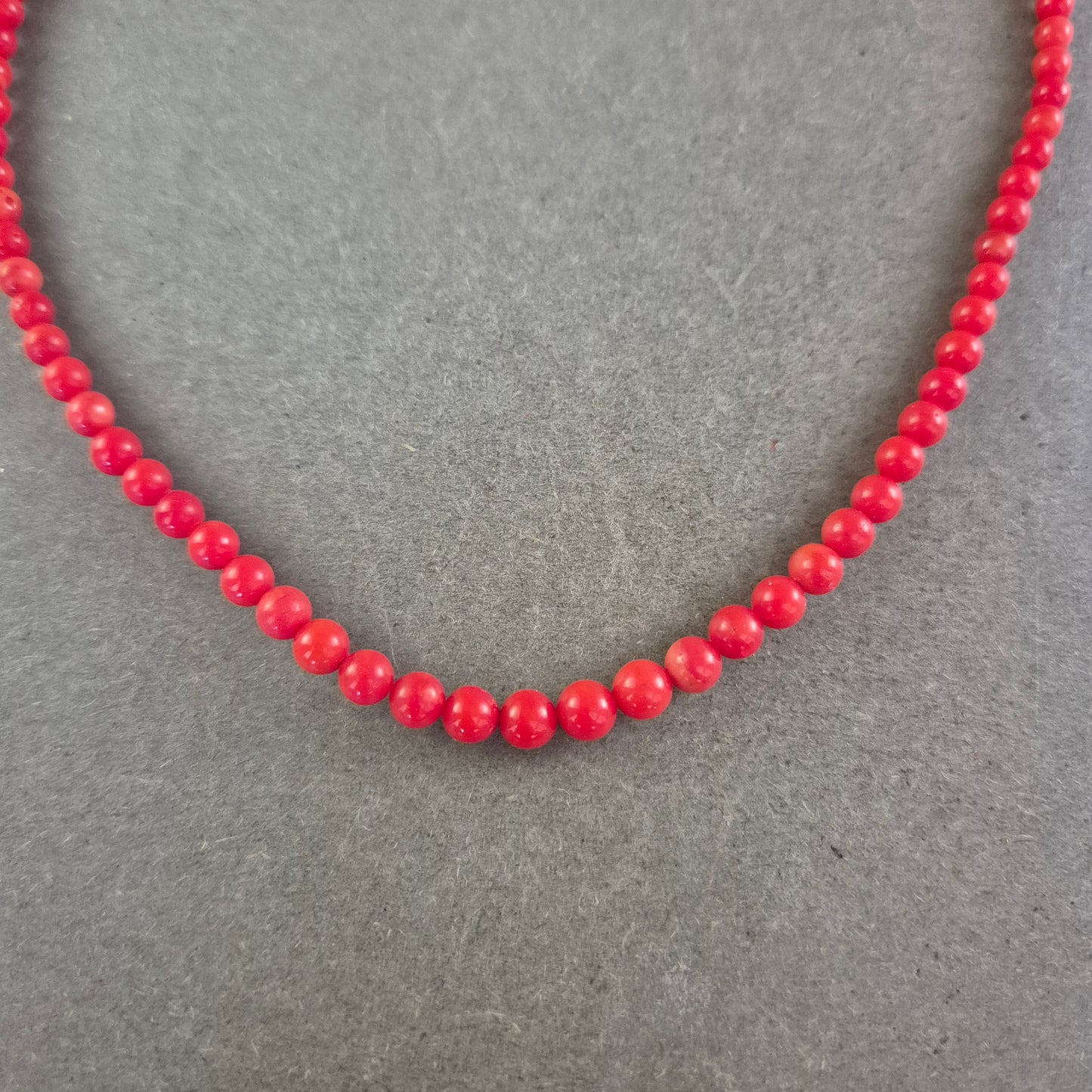 Kette mit roten Perlen – Klassisch und auffällig