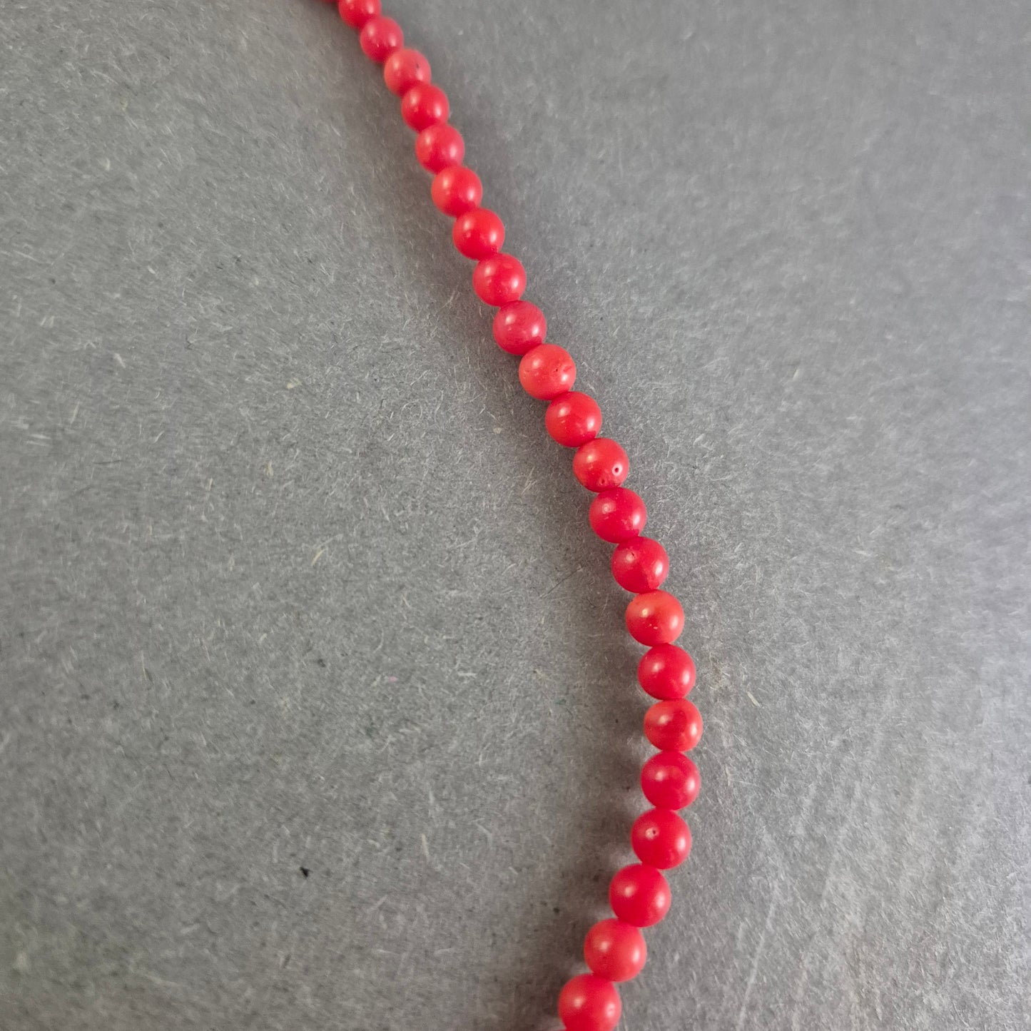 Kette mit roten Perlen – Klassisch und auffällig