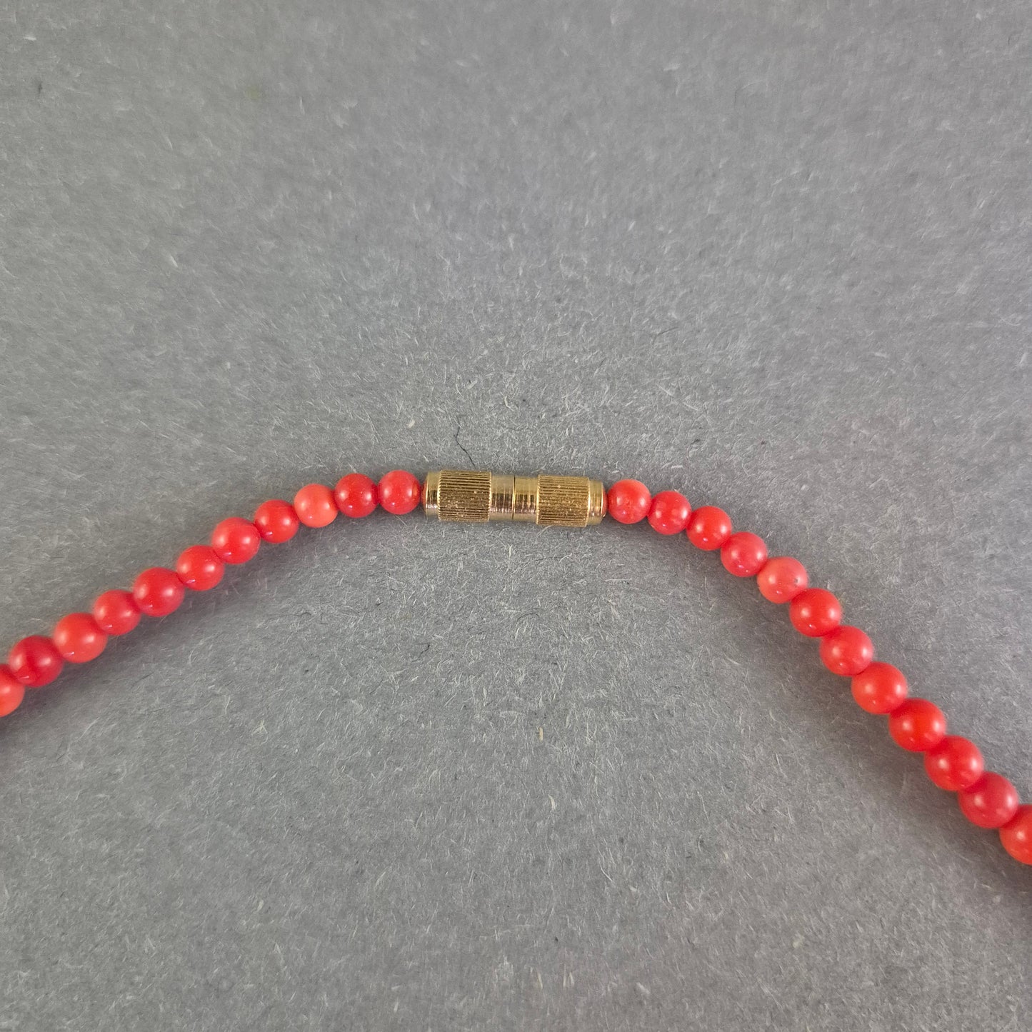 Kette mit roten Perlen – Klassisch und auffällig