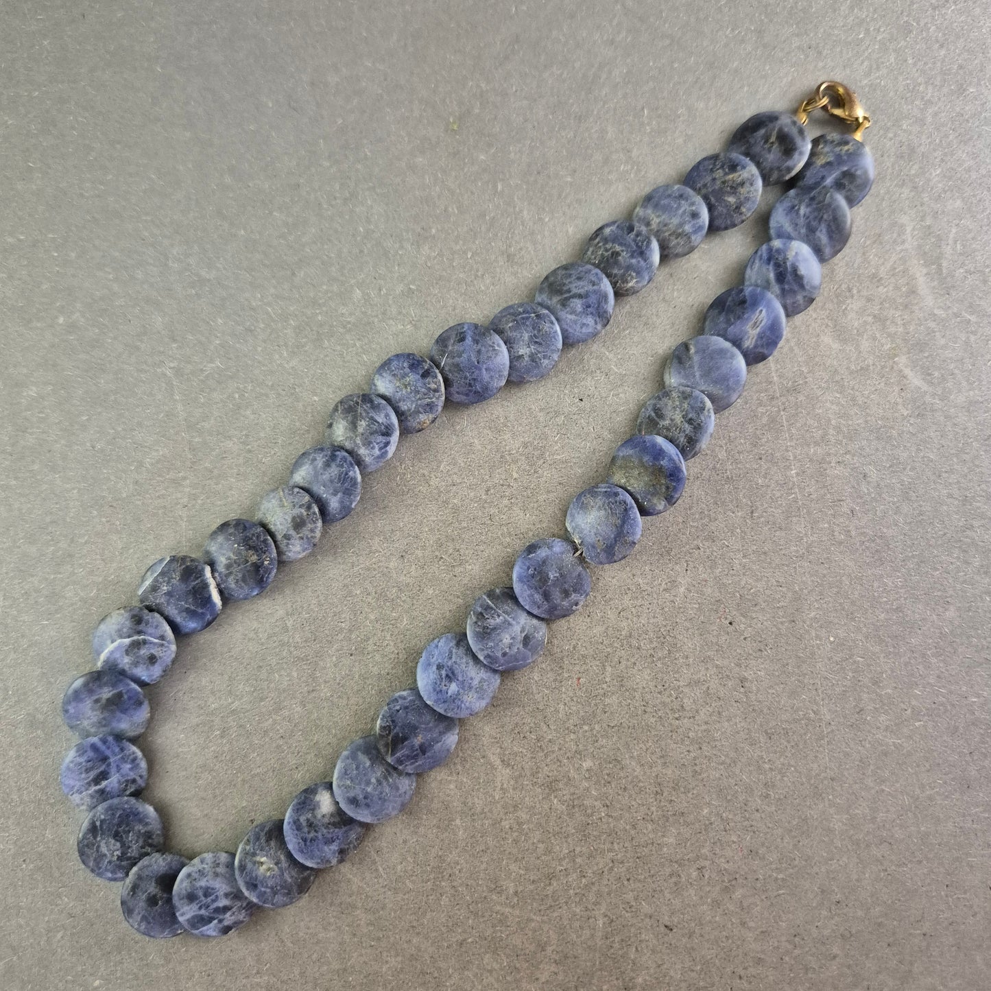 Edelsteinkette aus blauen Scheibensteinen – Ausdrucksstark & massiv