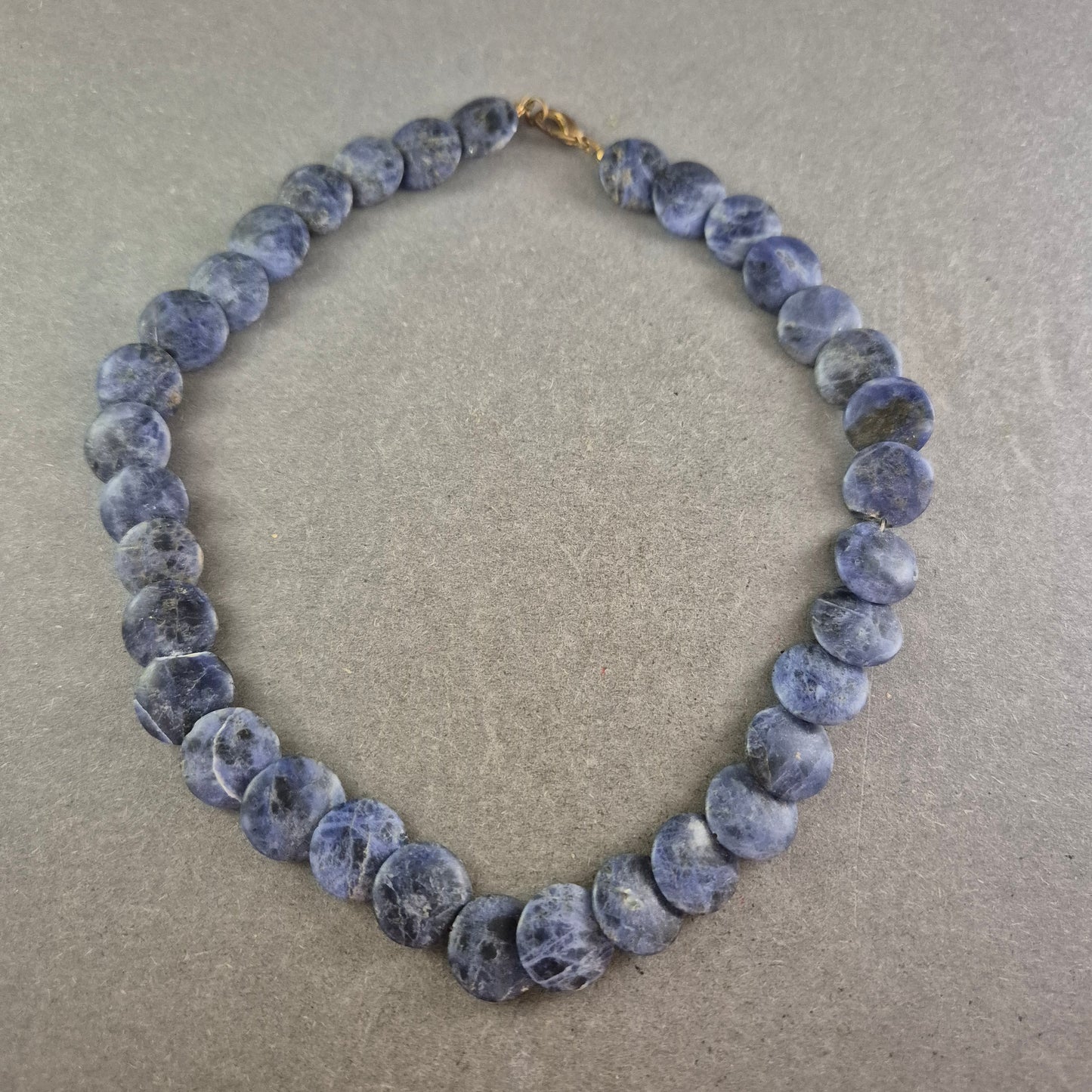 Edelsteinkette aus blauen Scheibensteinen – Ausdrucksstark & massiv