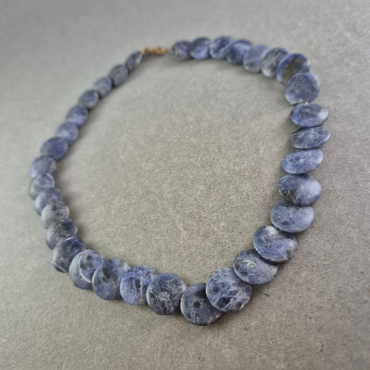 Edelsteinkette aus blauen Scheibensteinen – Ausdrucksstark & massiv