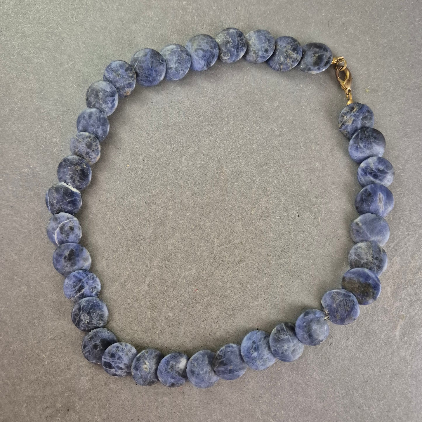 Edelsteinkette aus blauen Scheibensteinen – Ausdrucksstark & massiv