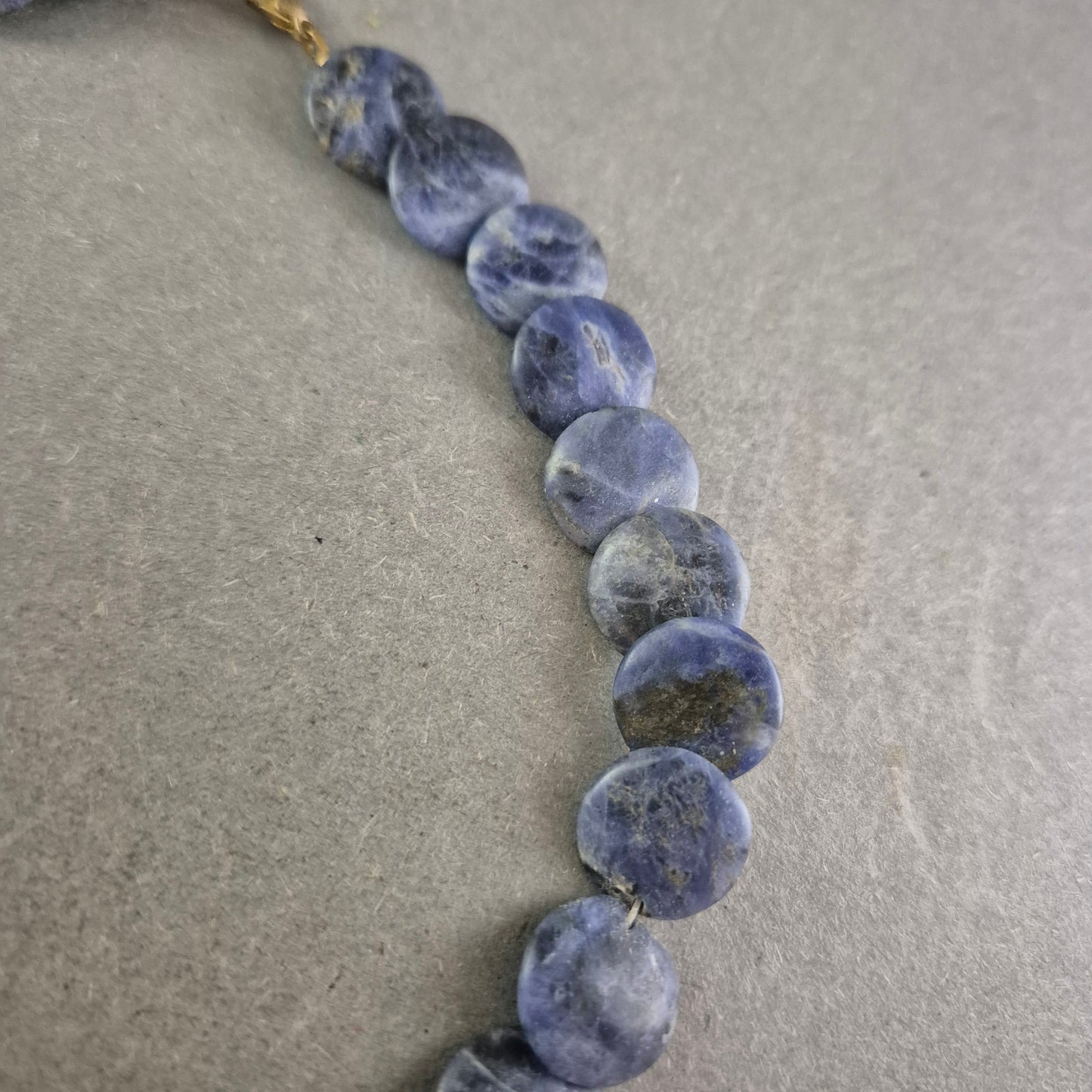 Edelsteinkette aus blauen Scheibensteinen – Ausdrucksstark & massiv