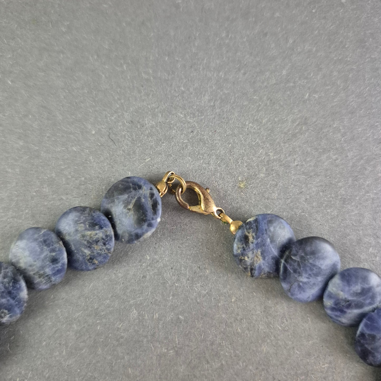 Edelsteinkette aus blauen Scheibensteinen – Ausdrucksstark & massiv