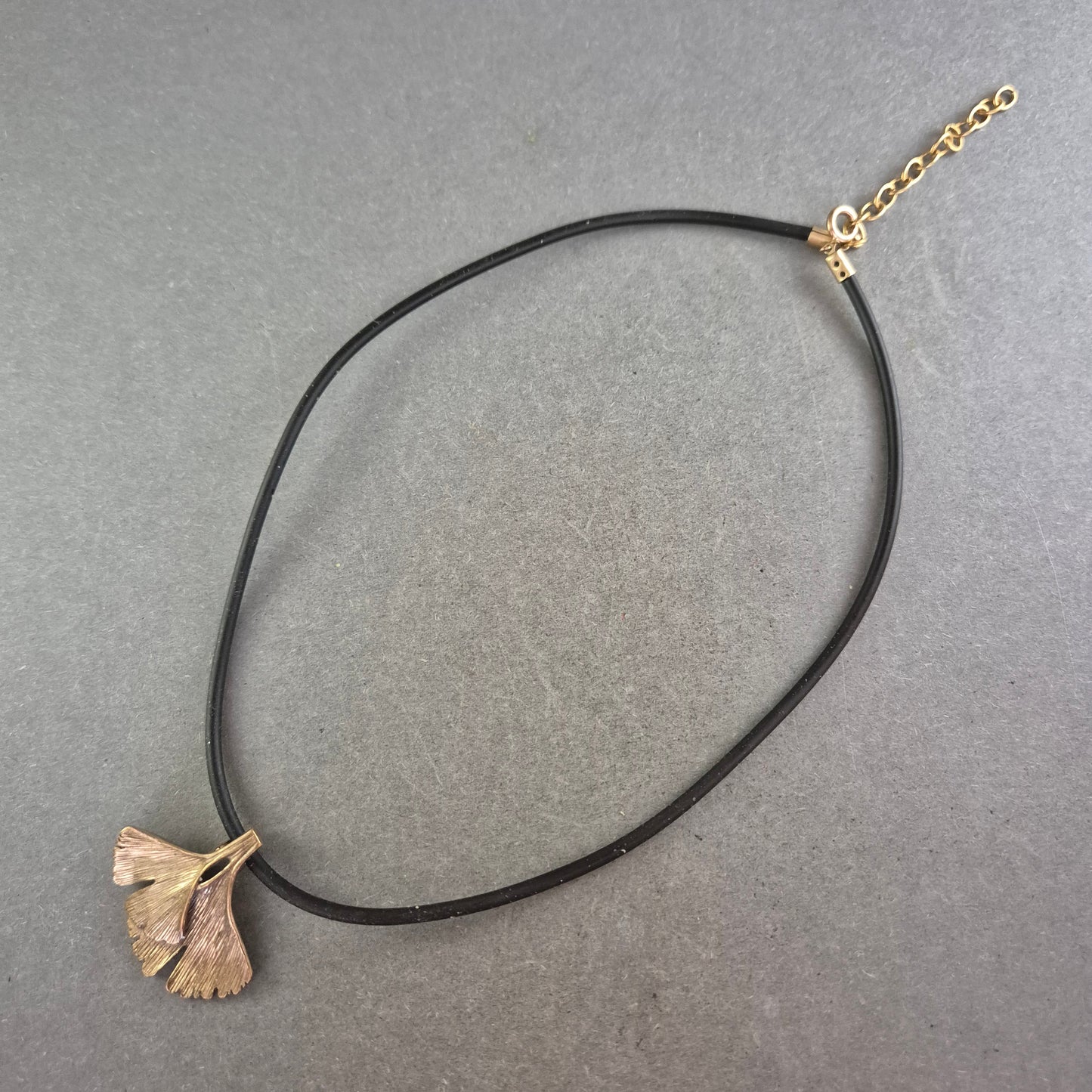 Elegante Damen Kette mit Ginkgo Anhänger – Naturnahes Design
