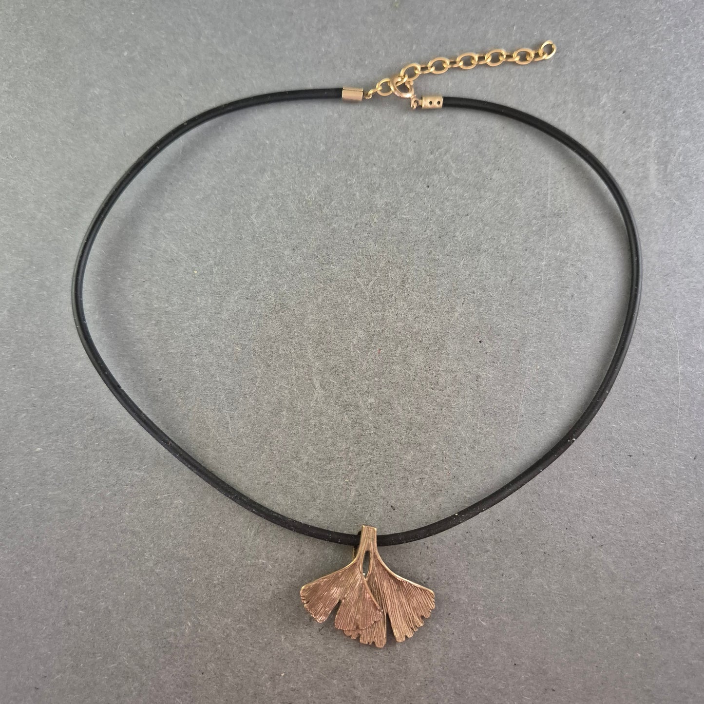 Elegante Damen Kette mit Ginkgo Anhänger – Naturnahes Design