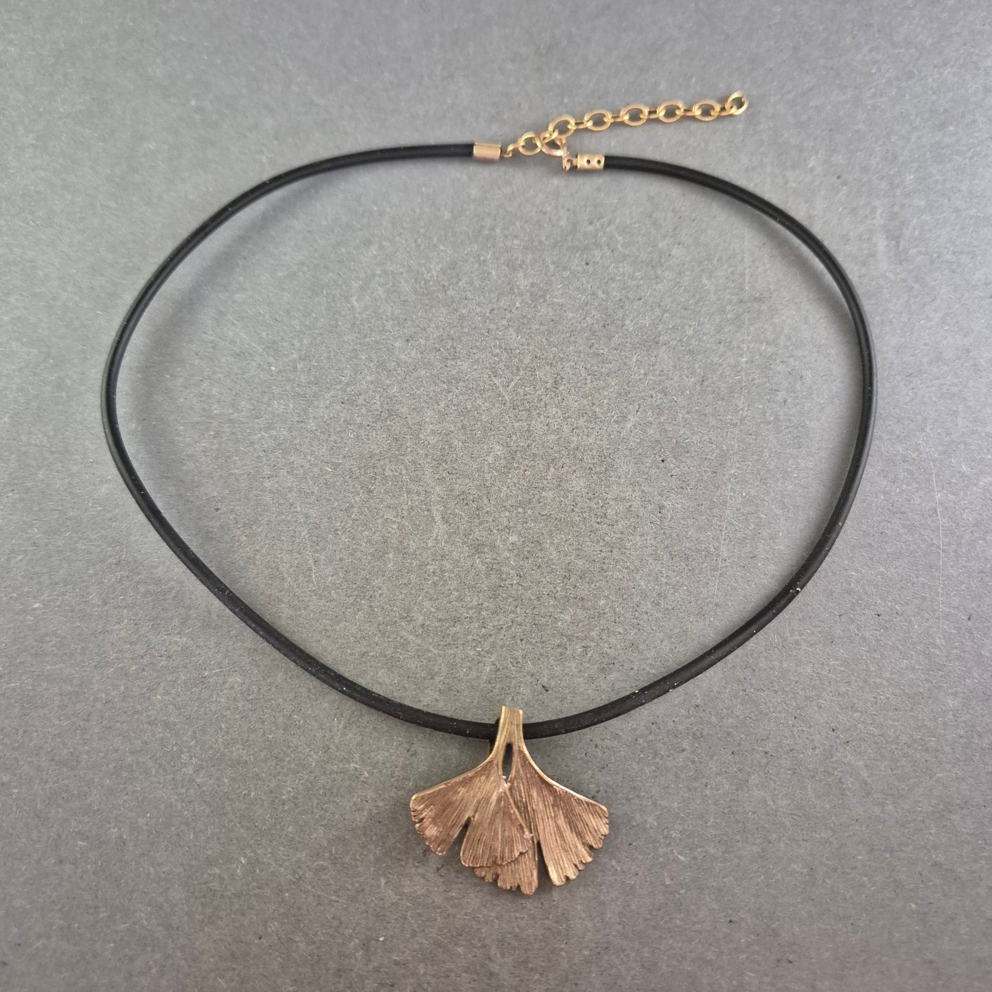Elegante Damen Kette mit Ginkgo Anhänger – Naturnahes Design