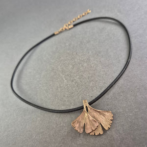 Elegante Damen Kette mit Ginkgo Anhänger – Naturnahes Design