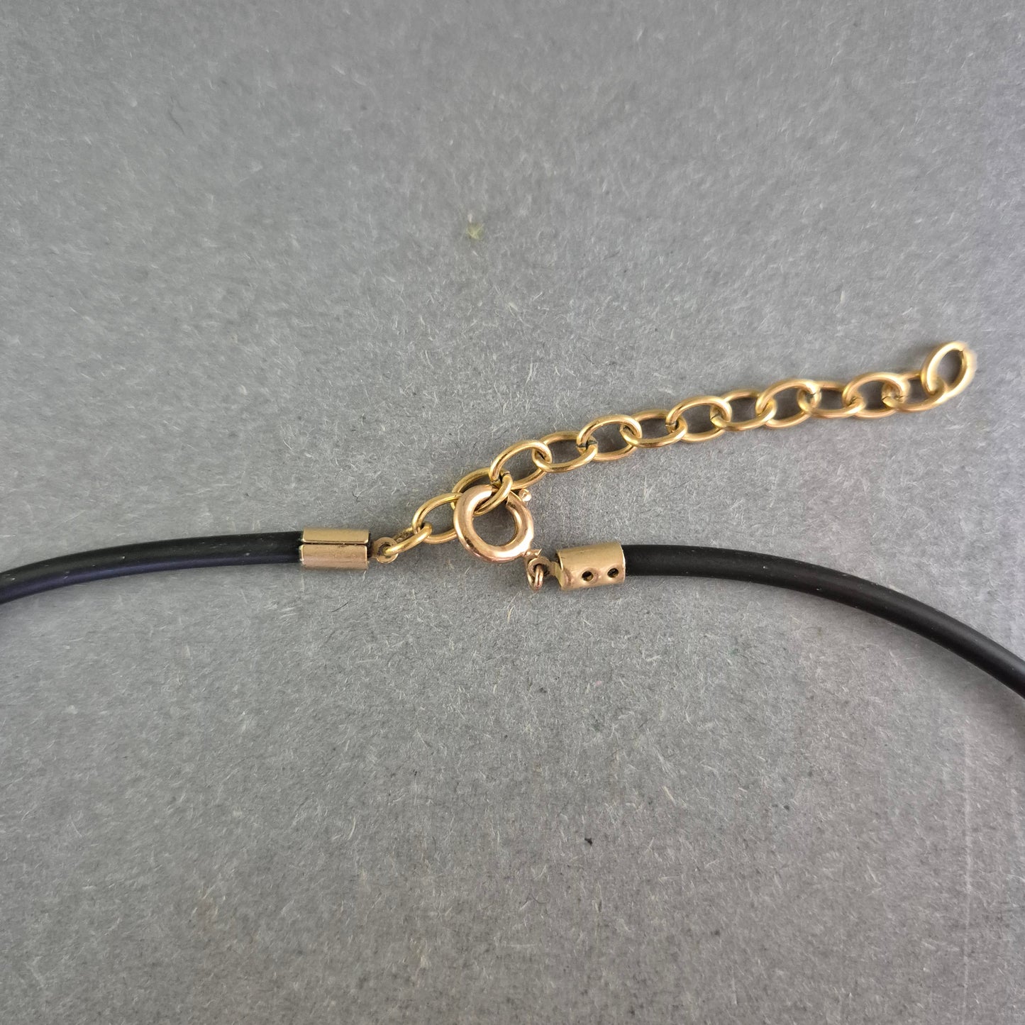 Elegante Damen Kette mit Ginkgo Anhänger – Naturnahes Design