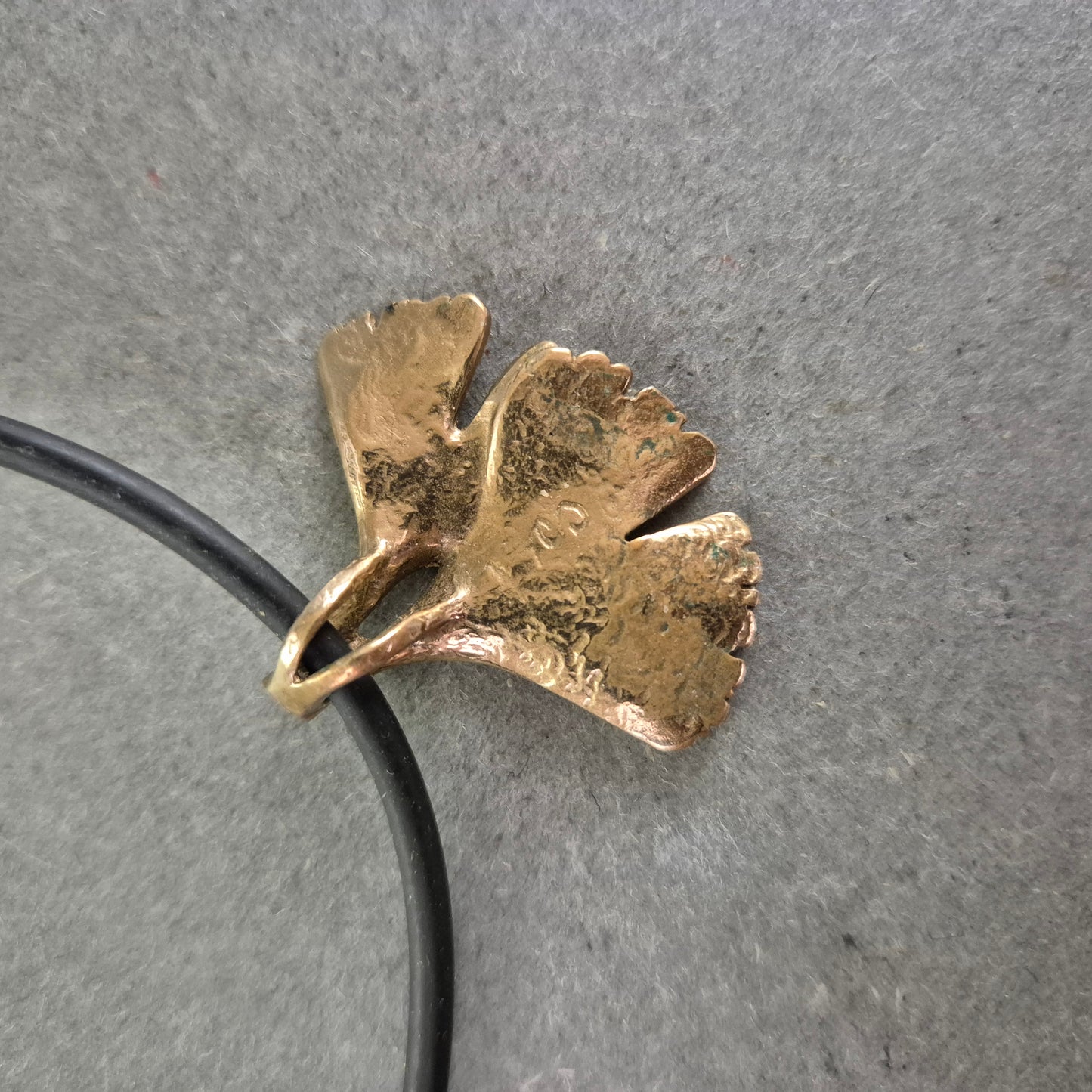 Elegante Damen Kette mit Ginkgo Anhänger – Naturnahes Design