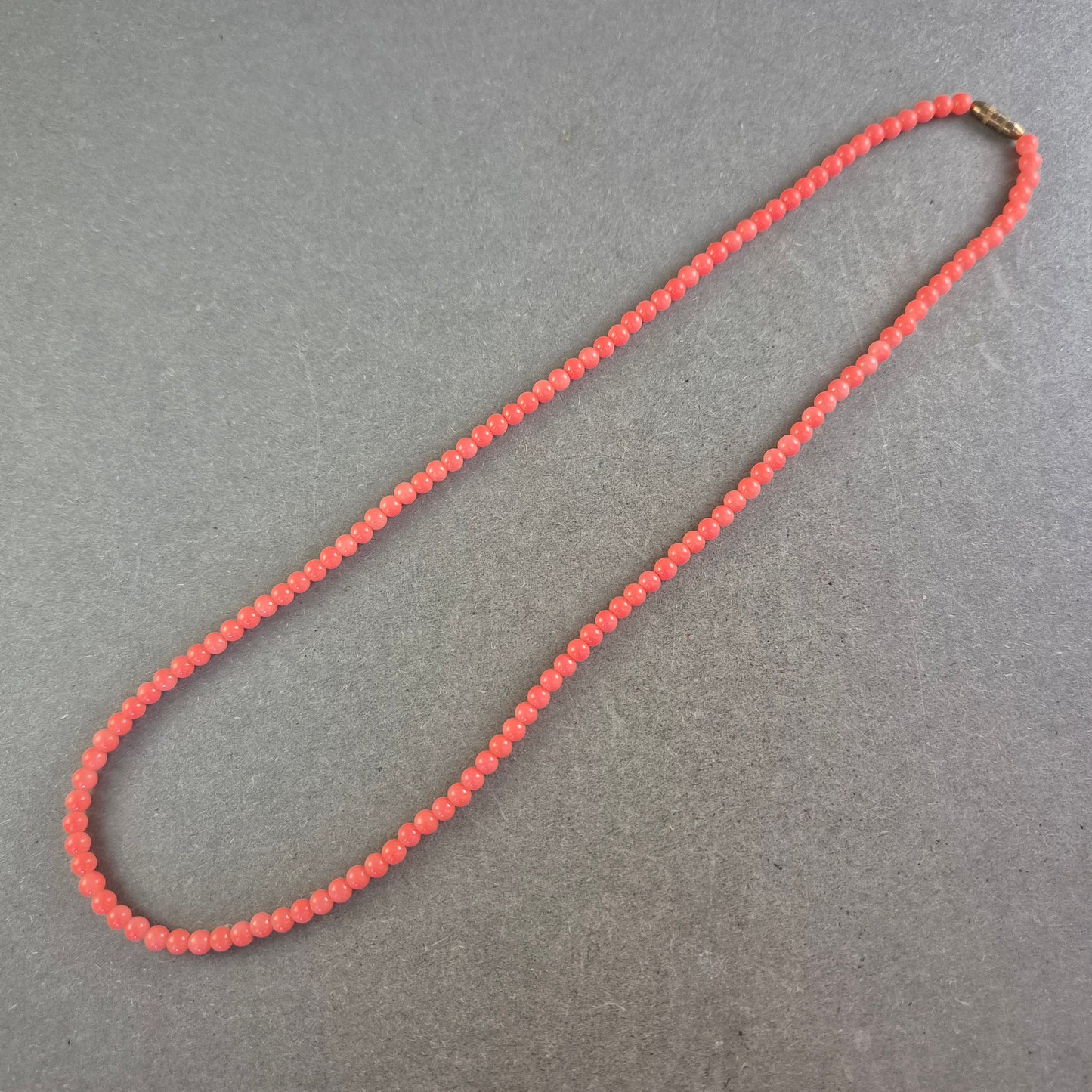 Klassische Damen Kette mit roten Perlen – Schlicht und elegant