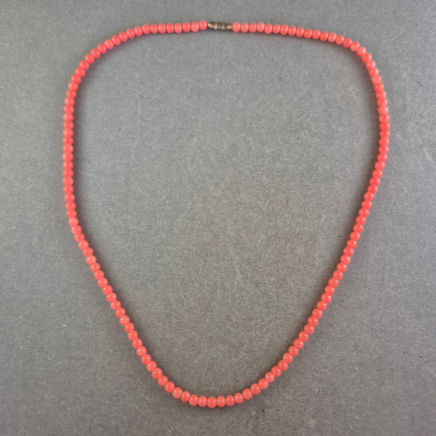 Klassische Damen Kette mit roten Perlen – Schlicht und elegant