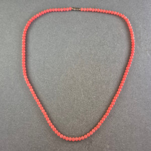 Klassische Damen Kette mit roten Perlen – Schlicht und elegant