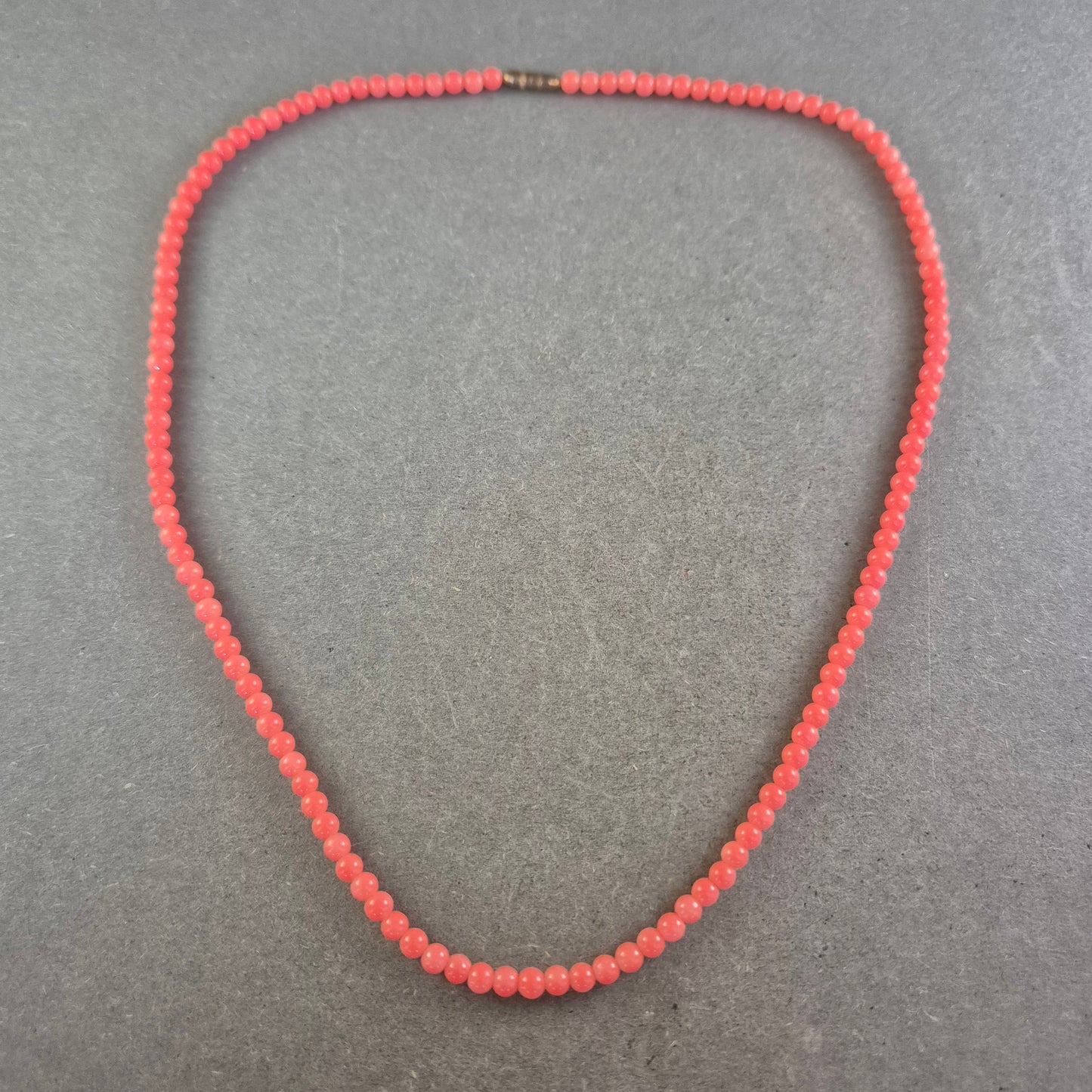 Klassische Damen Kette mit roten Perlen – Schlicht und elegant