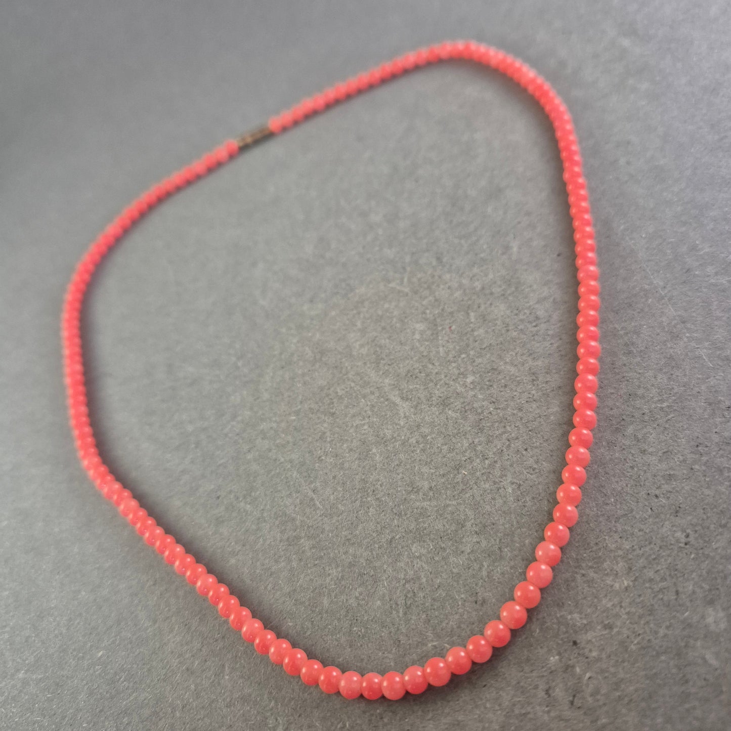 Klassische Damen Kette mit roten Perlen – Schlicht und elegant