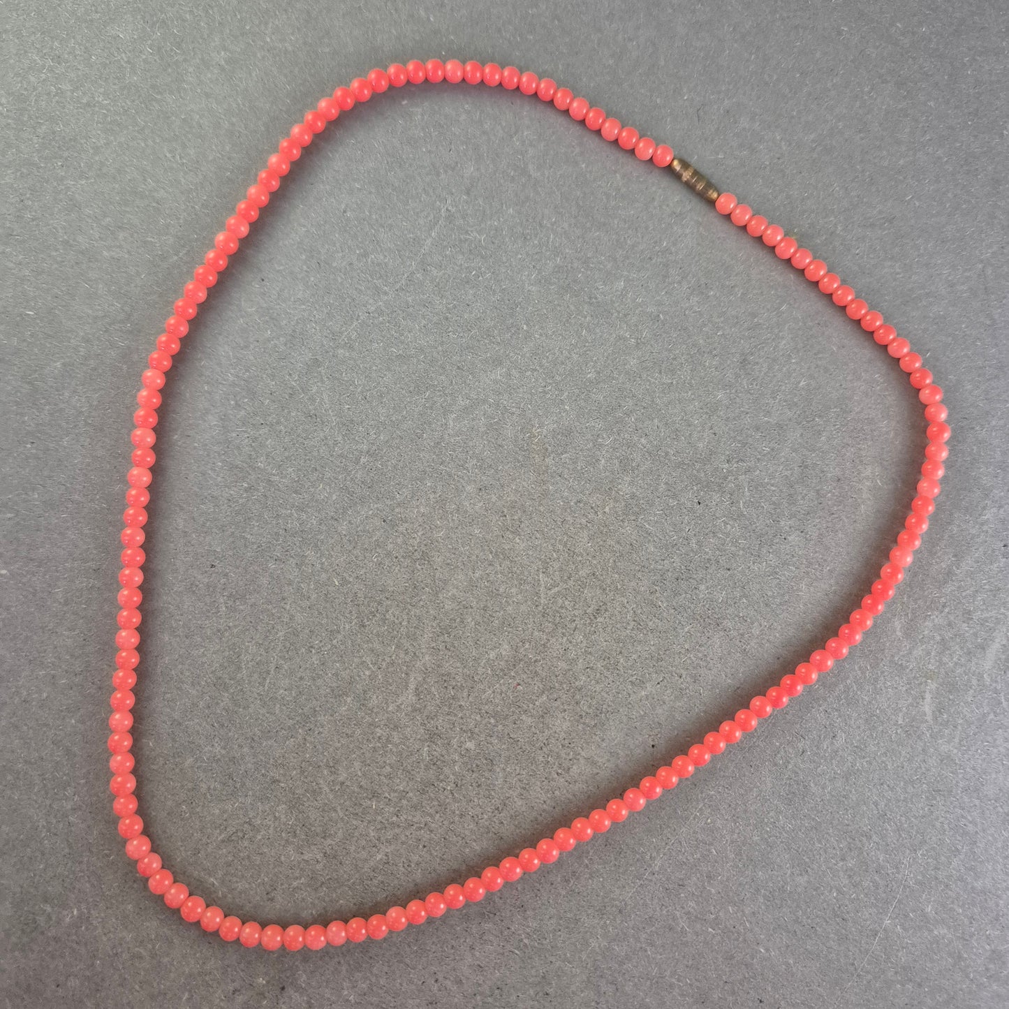 Klassische Damen Kette mit roten Perlen – Schlicht und elegant