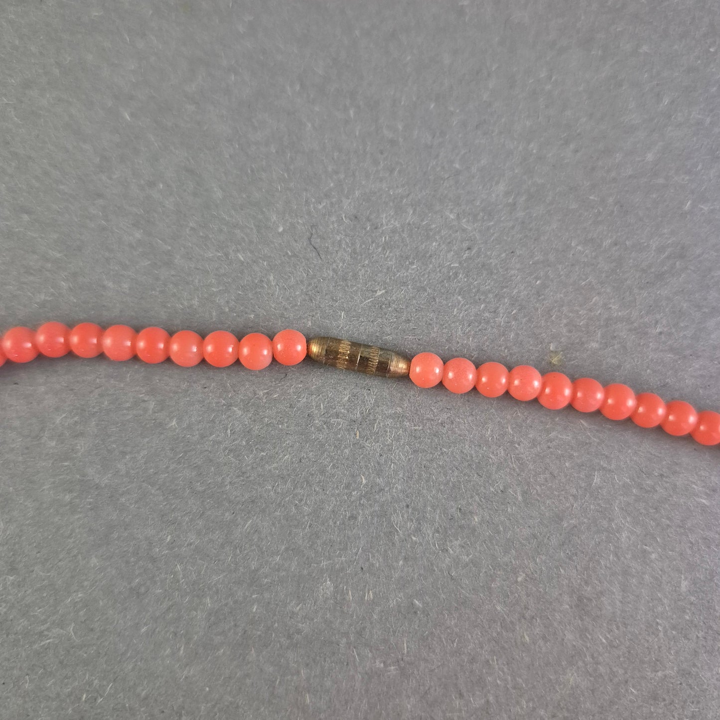 Klassische Damen Kette mit roten Perlen – Schlicht und elegant