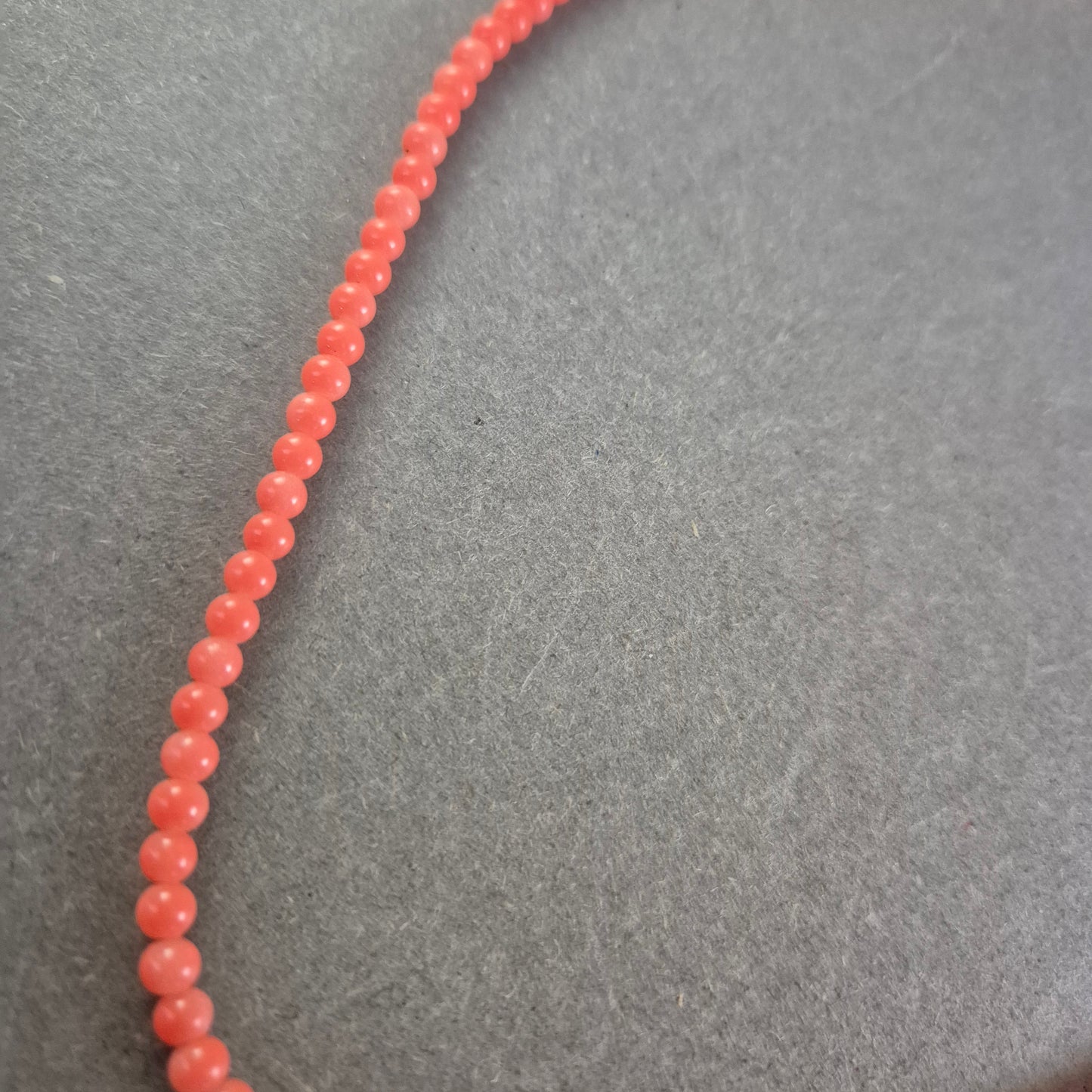 Klassische Damen Kette mit roten Perlen – Schlicht und elegant