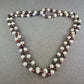 Damen Kette mit weißen und dunklen Perlen – Klassischer Kontrast
