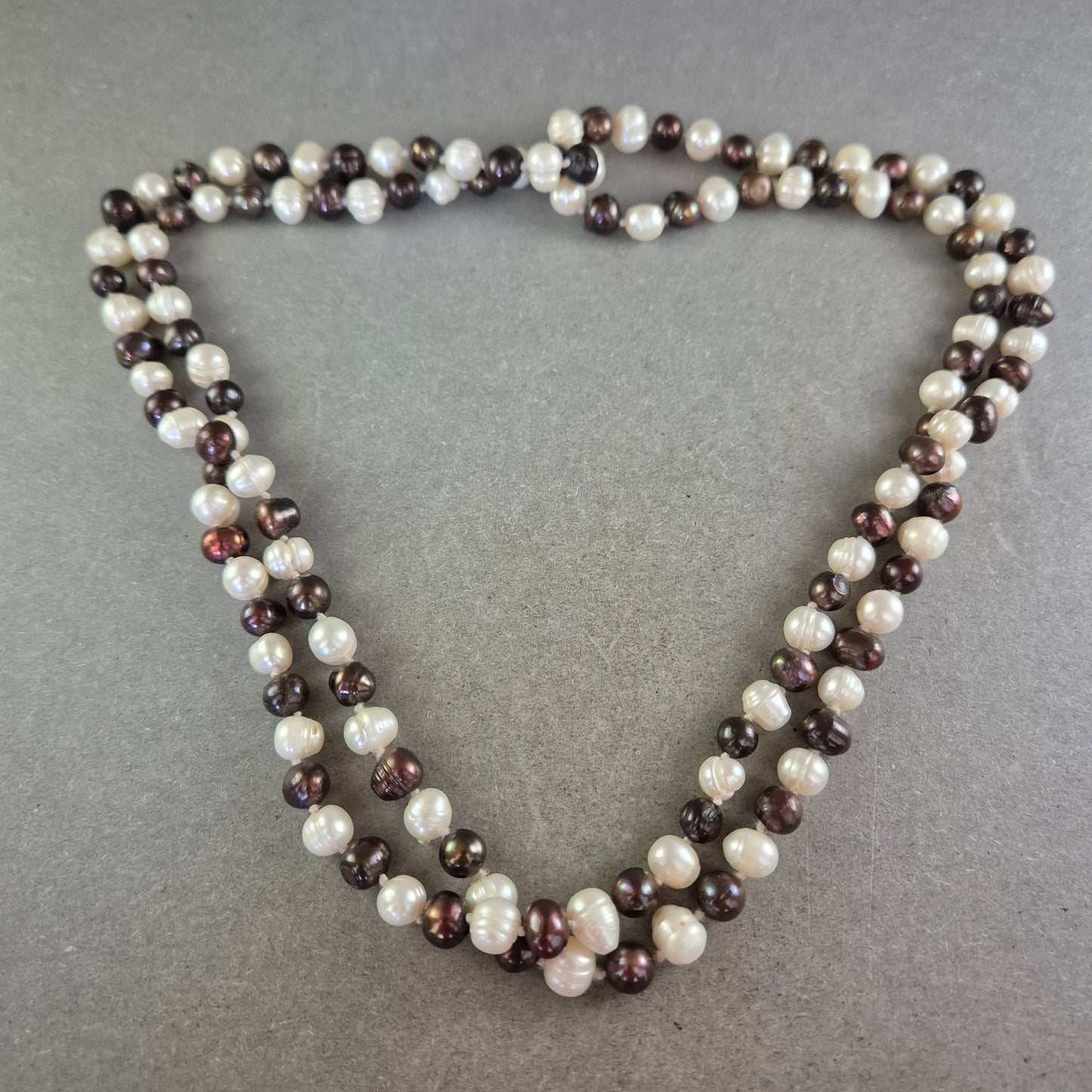 Damen Kette mit weißen und dunklen Perlen – Klassischer Kontrast