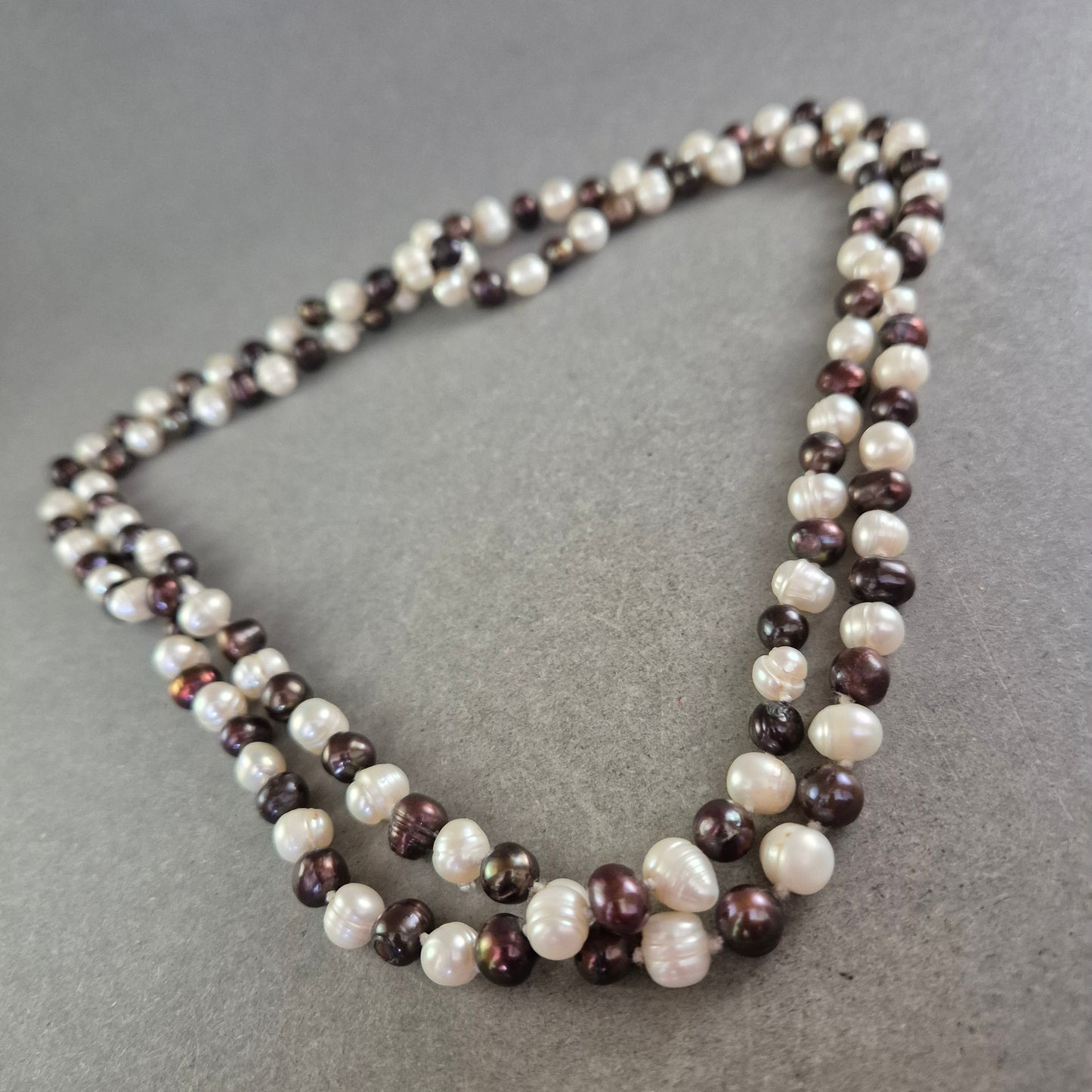 Damen Kette mit weißen und dunklen Perlen – Klassischer Kontrast