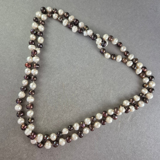 Damen Kette mit weißen und dunklen Perlen – Klassischer Kontrast