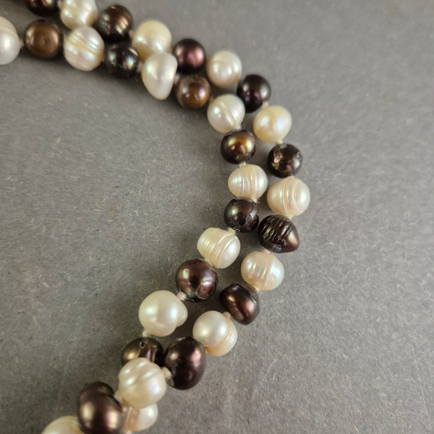 Damen Kette mit weißen und dunklen Perlen – Klassischer Kontrast