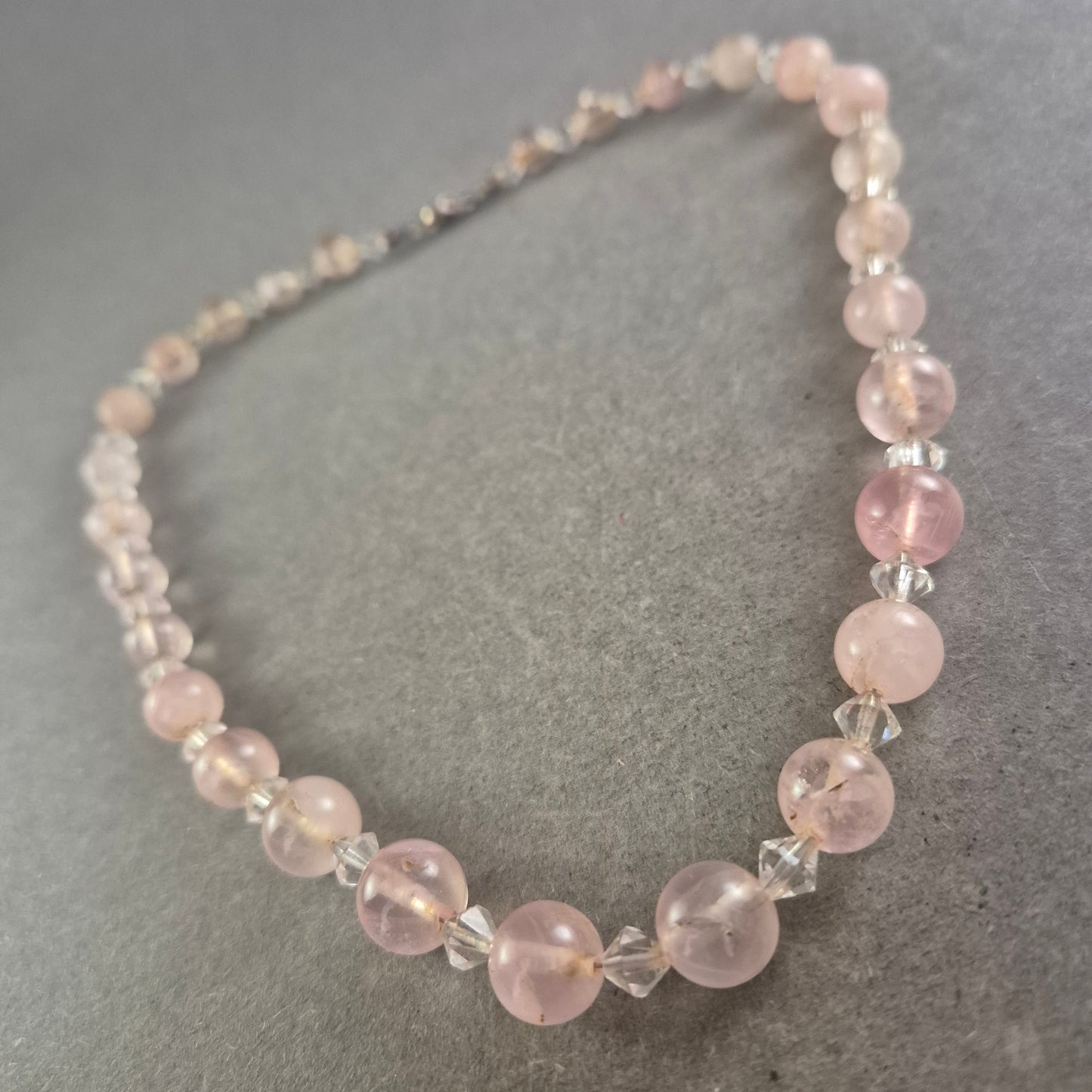 Damen Kette mit Rosenquarz und Kristallperlen – Zart und feminin